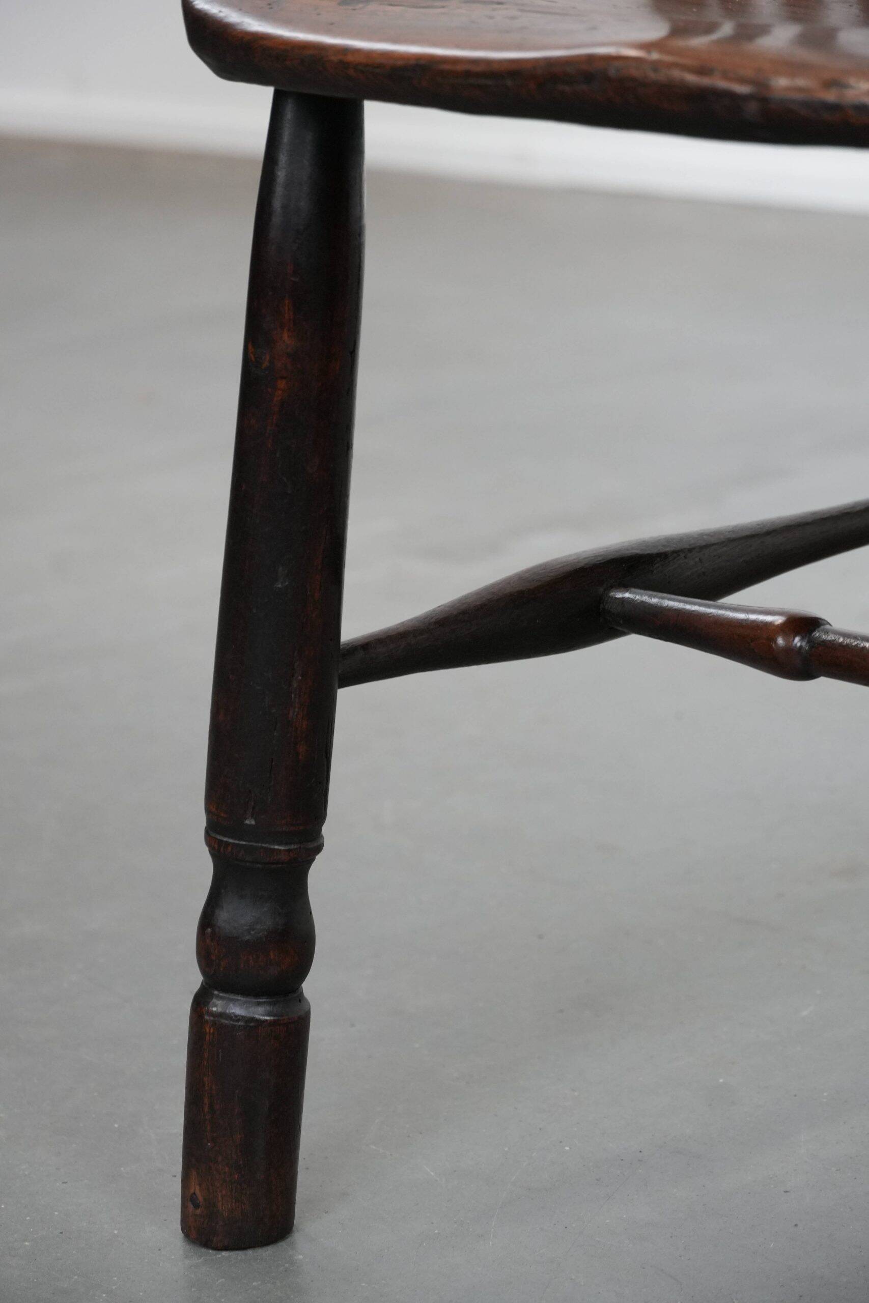 Antique English Windsor chair from the 18th century with spindled backrest