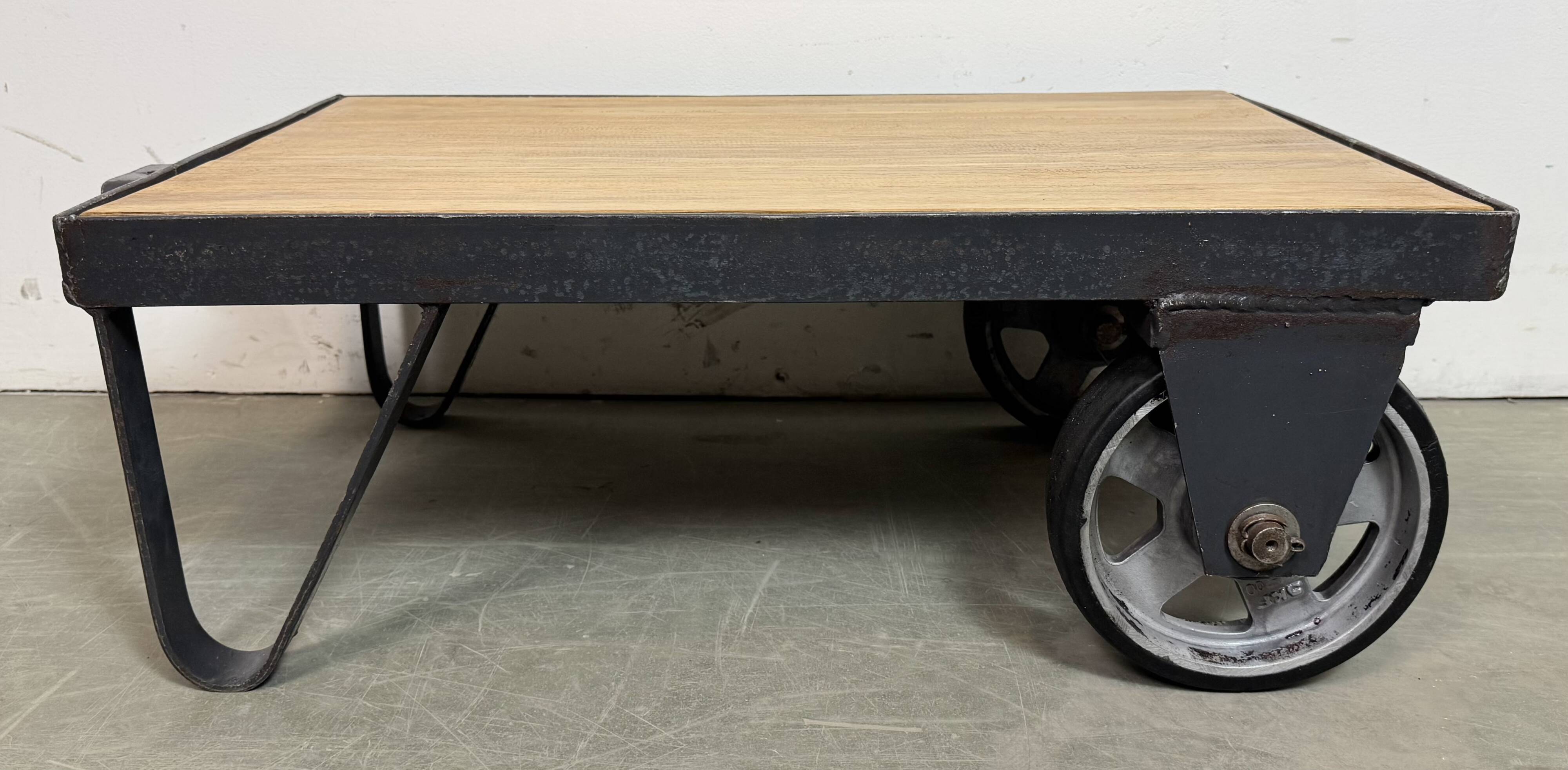 Table basse industrielle noire, années 1960