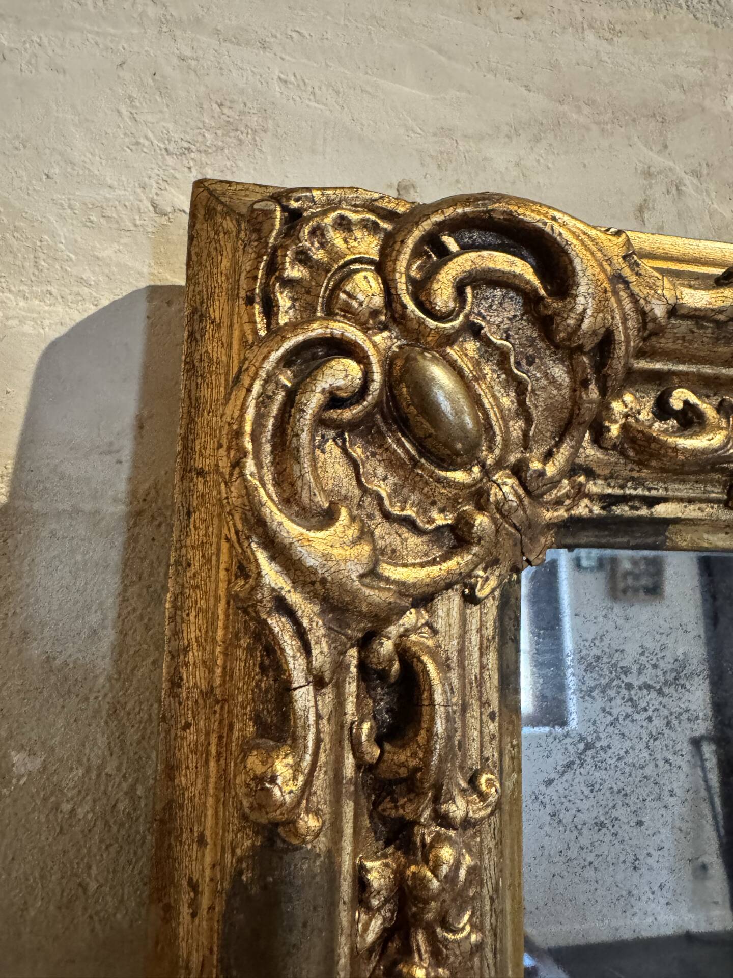 Miroir Louis XV, glace au mercure et bois doré, XIXe