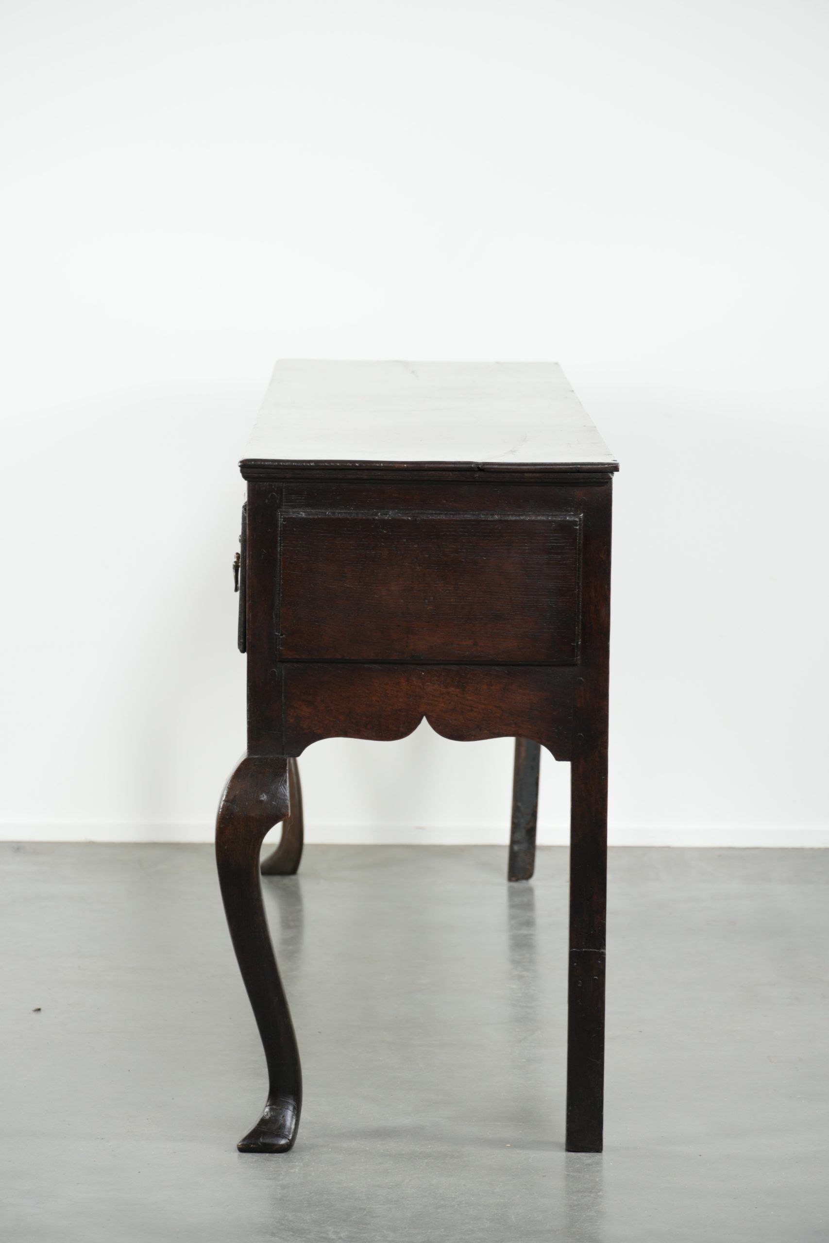 Large antique English oak sideboard from the 18th century with elegant legs