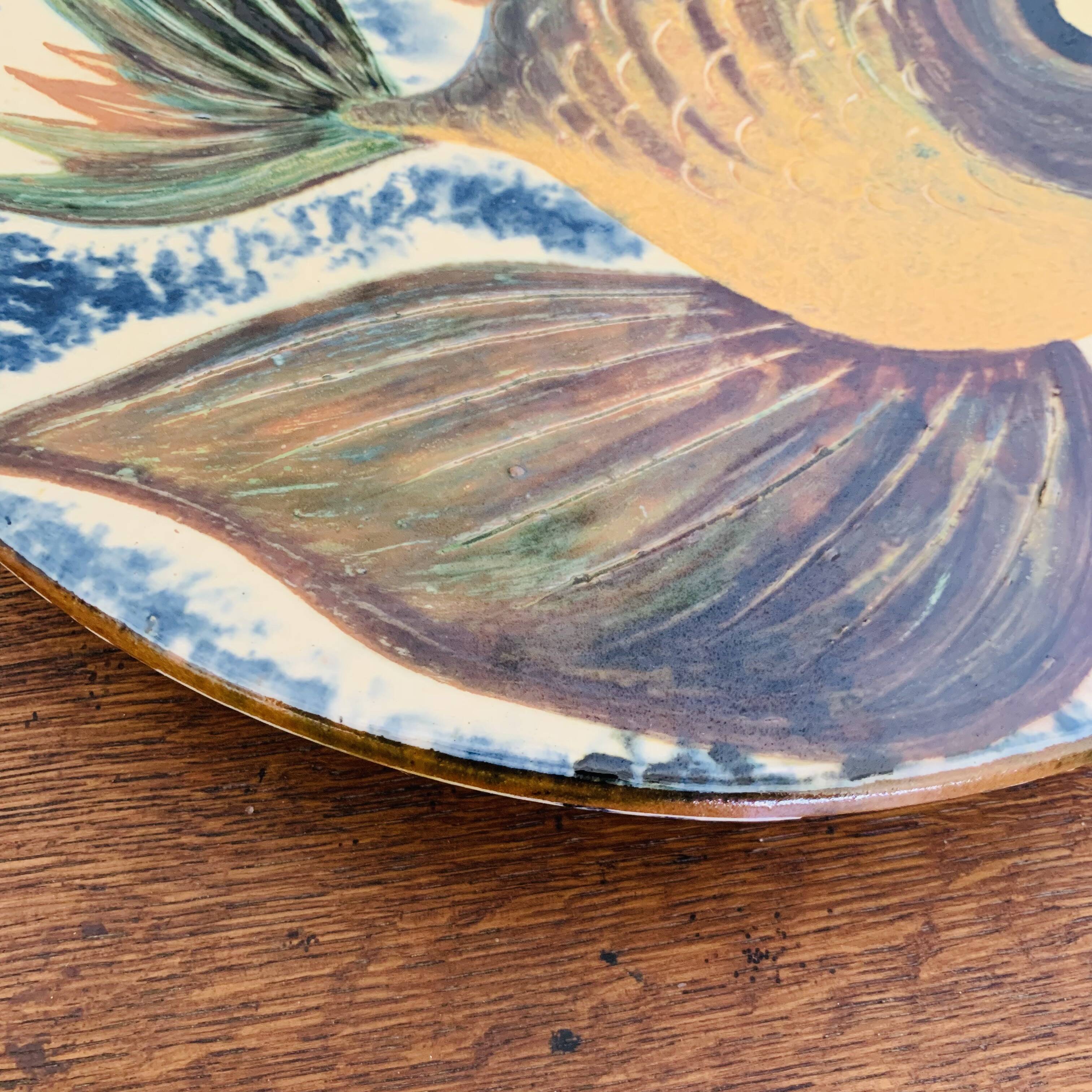 Large dish with fish decoration Puigdemont Spain