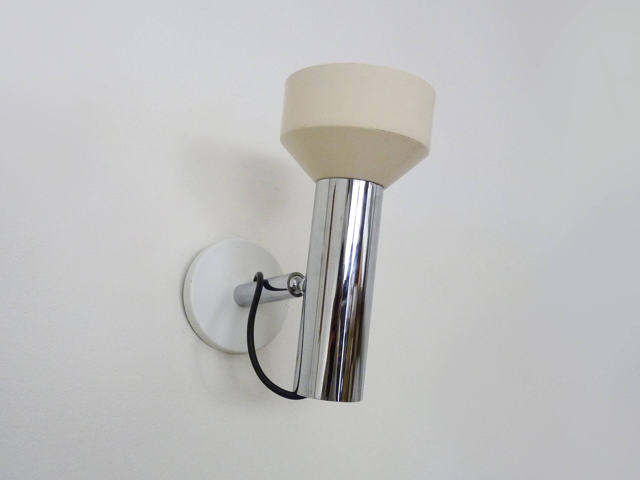 Adjustable wall spotlight in chrome-plated and white lacquered metal. 1970s
