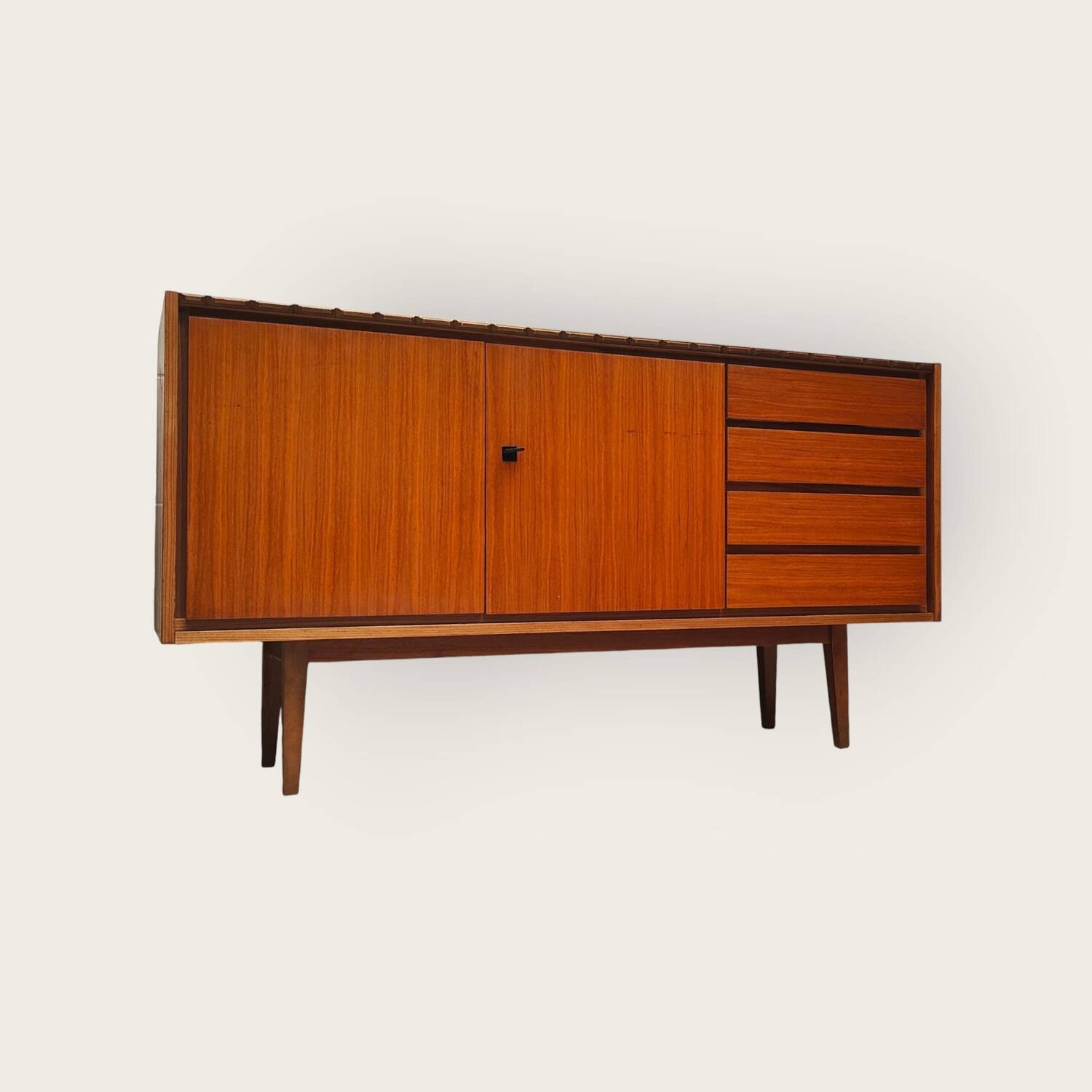 Buffet du milieu du siècle