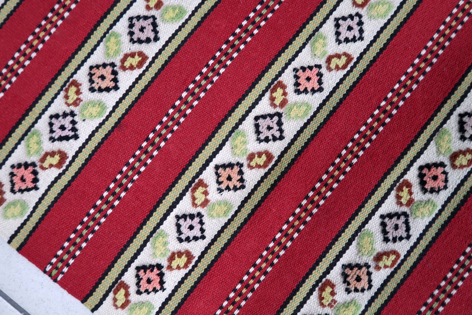 Tapis Vintage Tekke Turkmène Fait Main en Laine – Années 1960 – 126 x 188