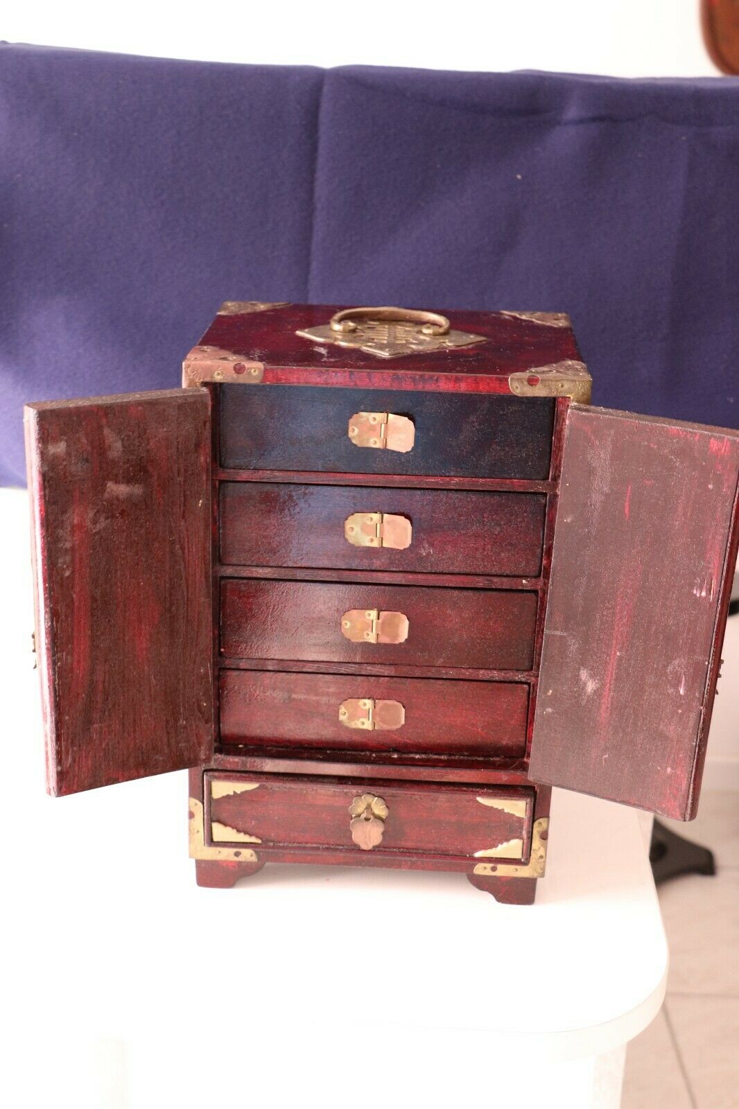 Chinese jewelry box in carved wood and inlaid stones 19th