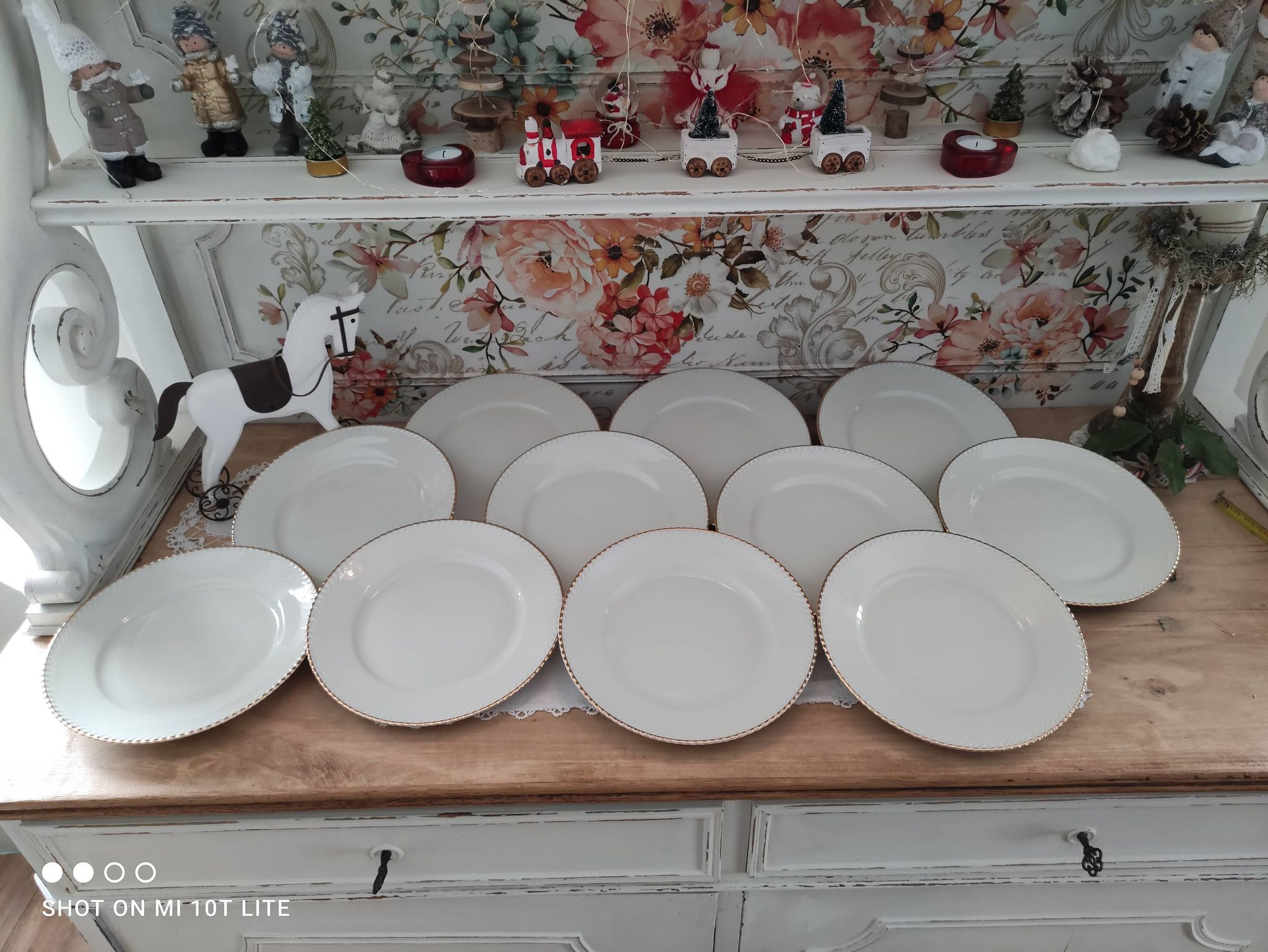 Set of 11 flat plates in porcelain Bavaria beige bordered gold model Jutta