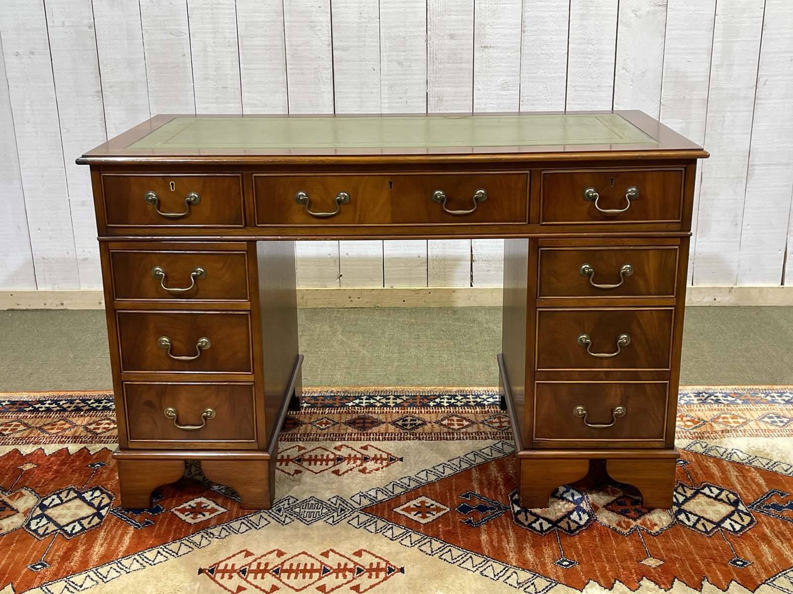 Bureau anglais à caissons des années 1950 en acajou et dessus cuir