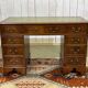 Bureau anglais à caissons des années 1950 en acajou et dessus cuir