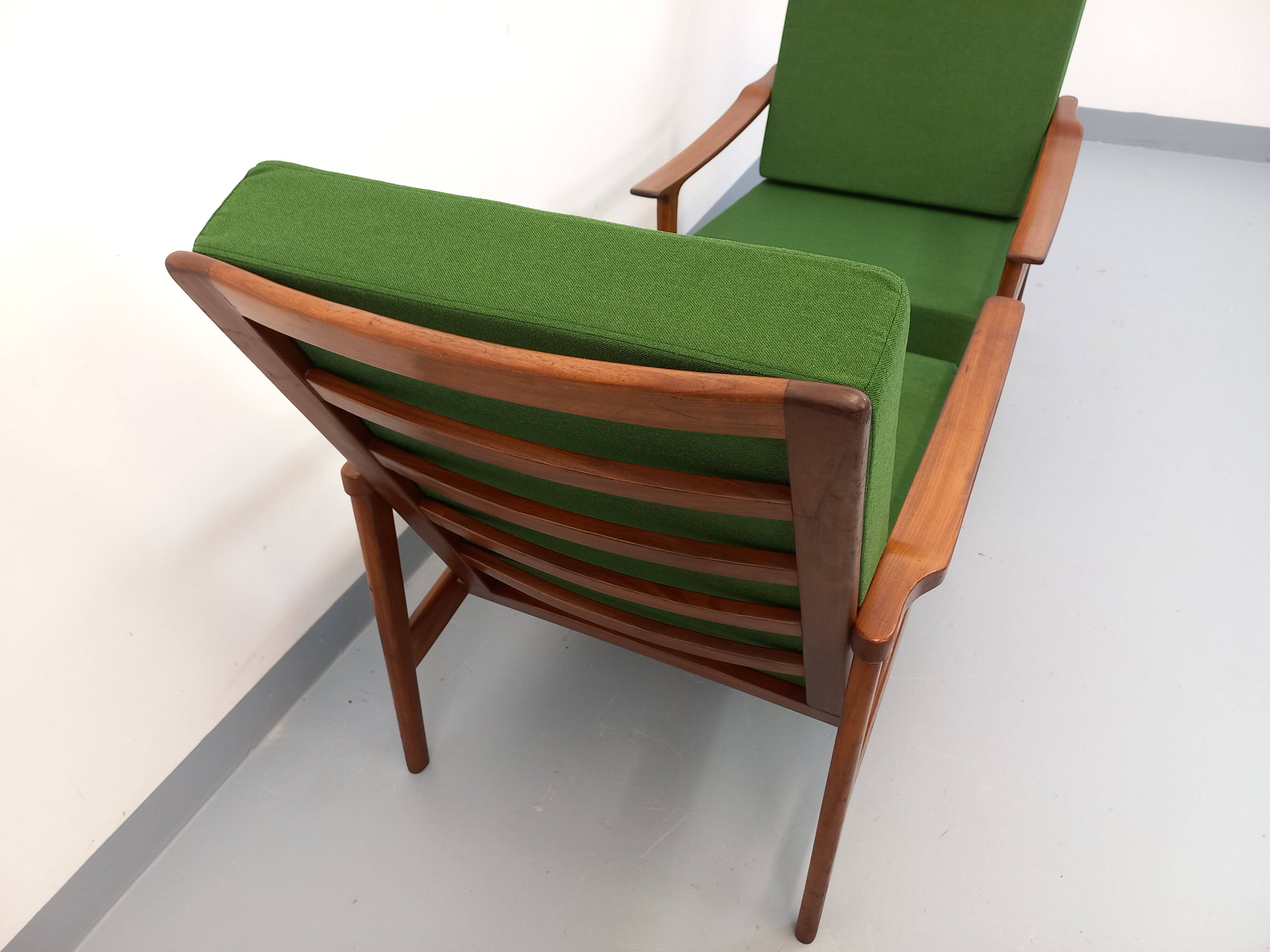 Paire de fauteuils scandinaves vintage en teck et tissu vert des années 60