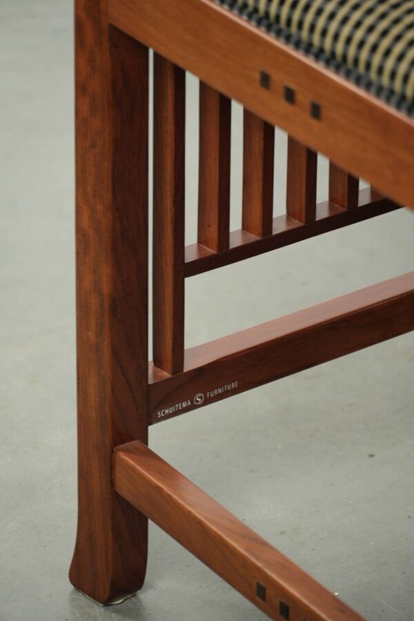 Ensemble de design Art Déco comprenant une table à manger et des chaises de salle à manger.