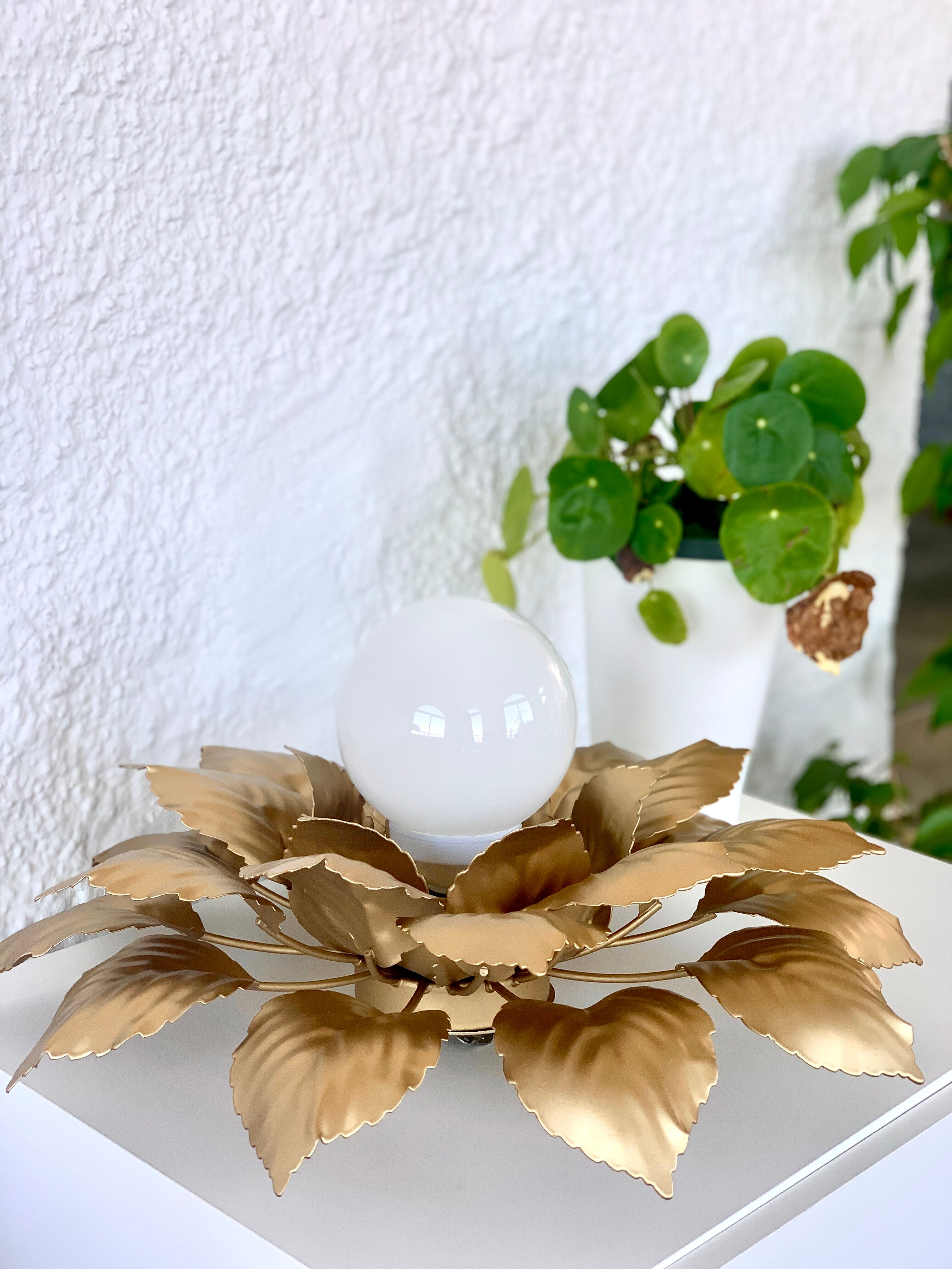 Large golden flower wall lamp