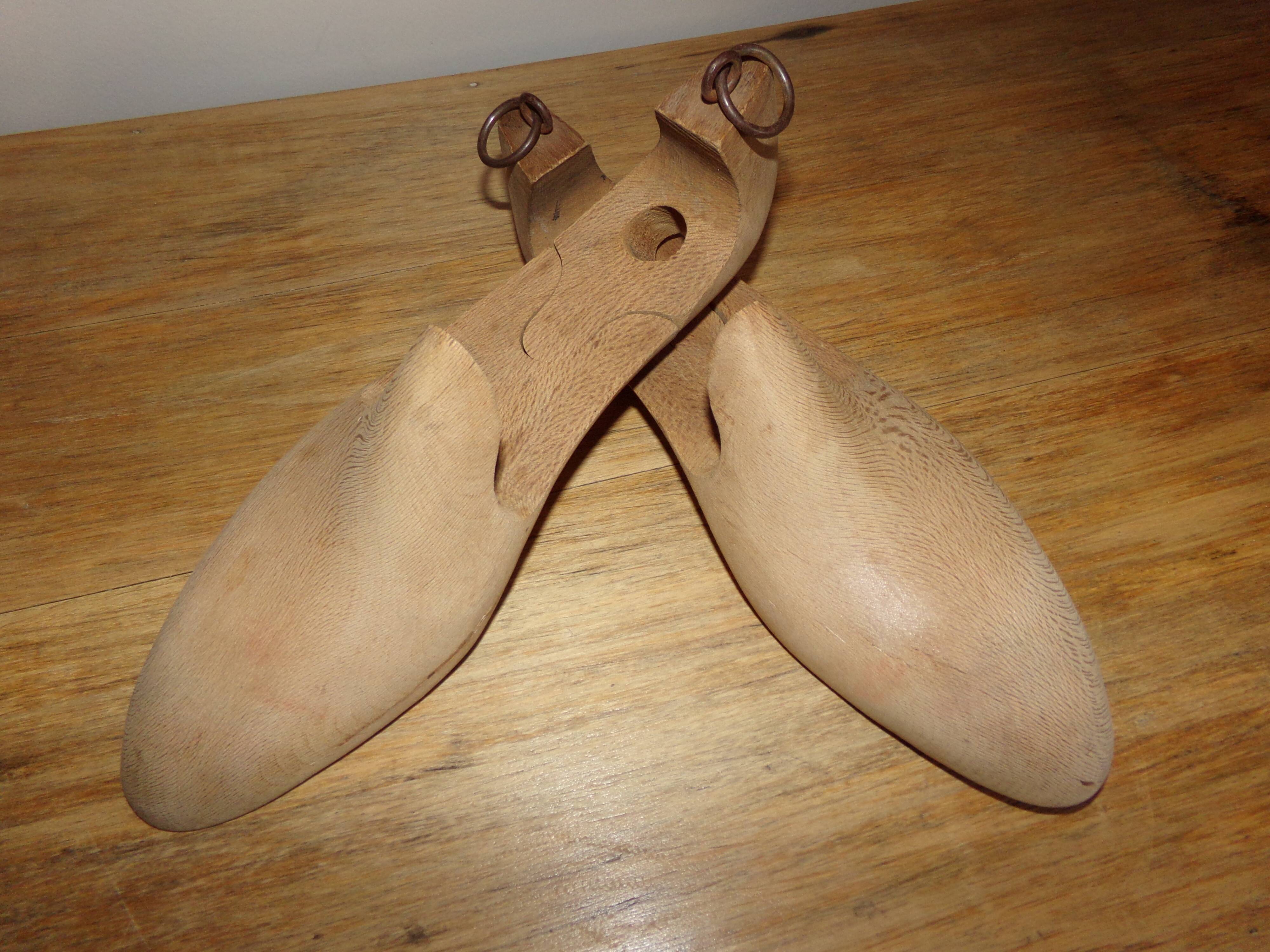 Paire d'embauchoirs en bois brut