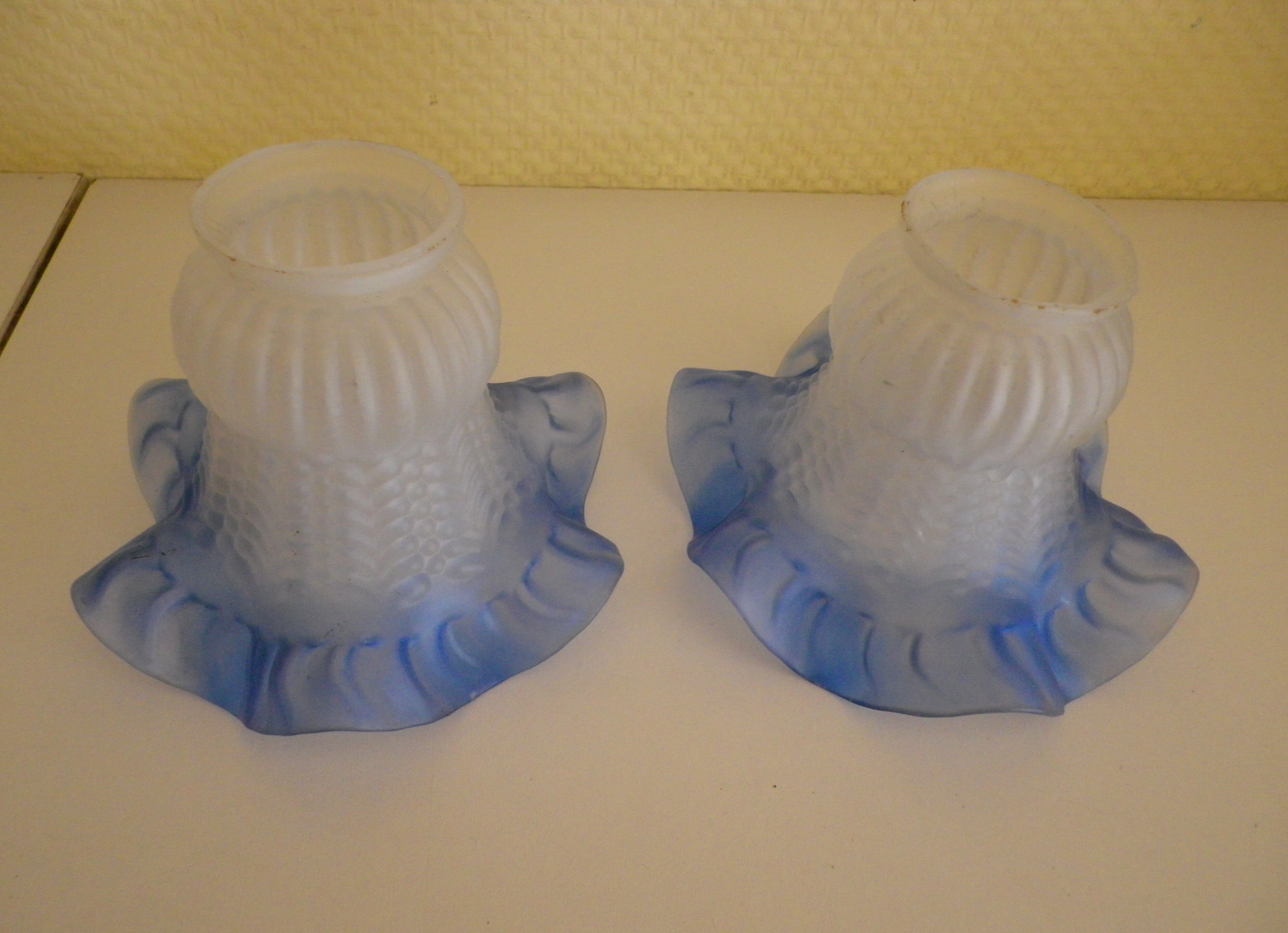 Wall sconces with opalines in the shape of corollas and black metal support