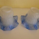 Wall sconces with opalines in the shape of corollas and black metal support