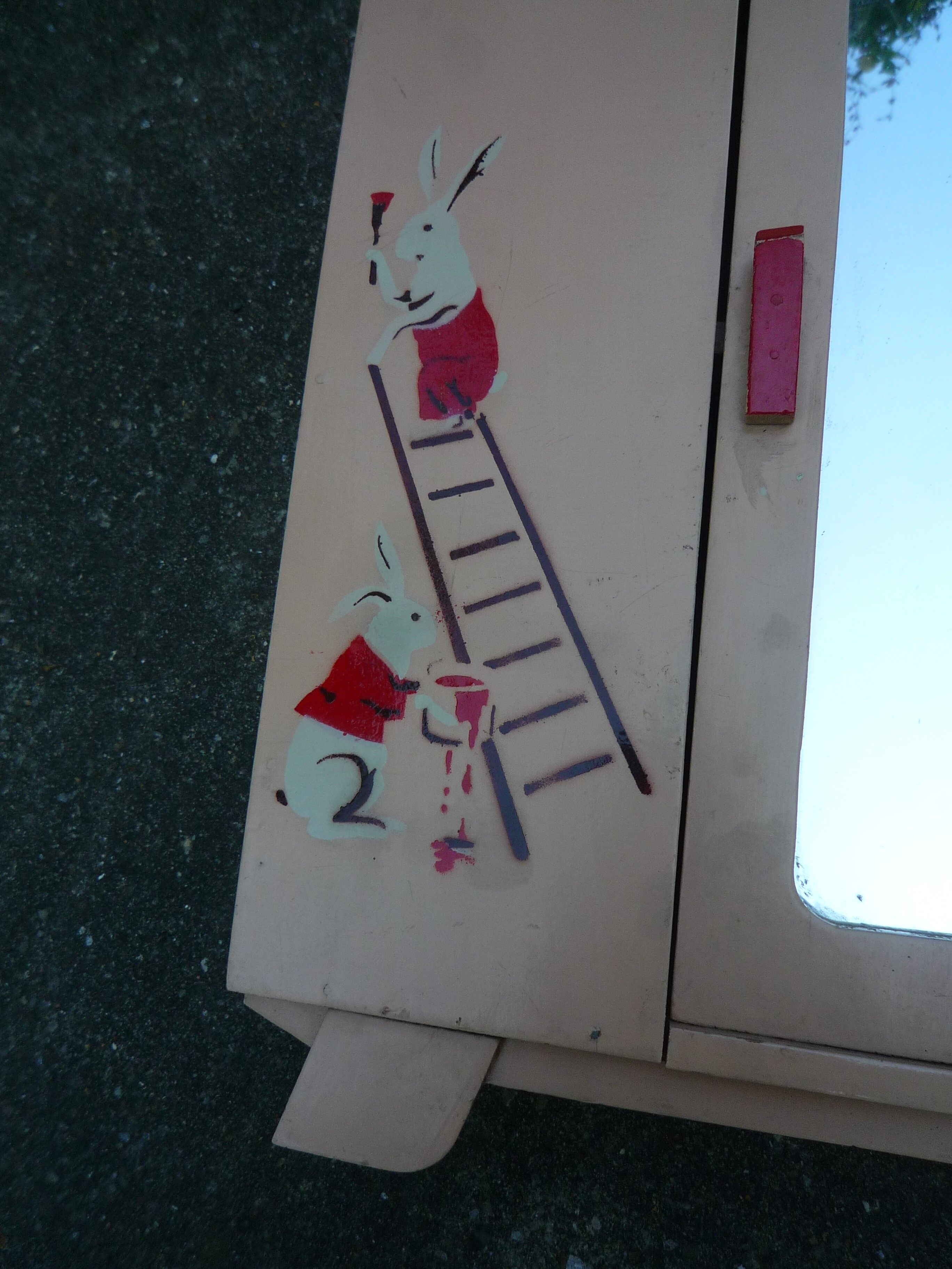 Armoire de poupée et fauteuil, jouet enfant, années 1930, motif lapin au pochoir