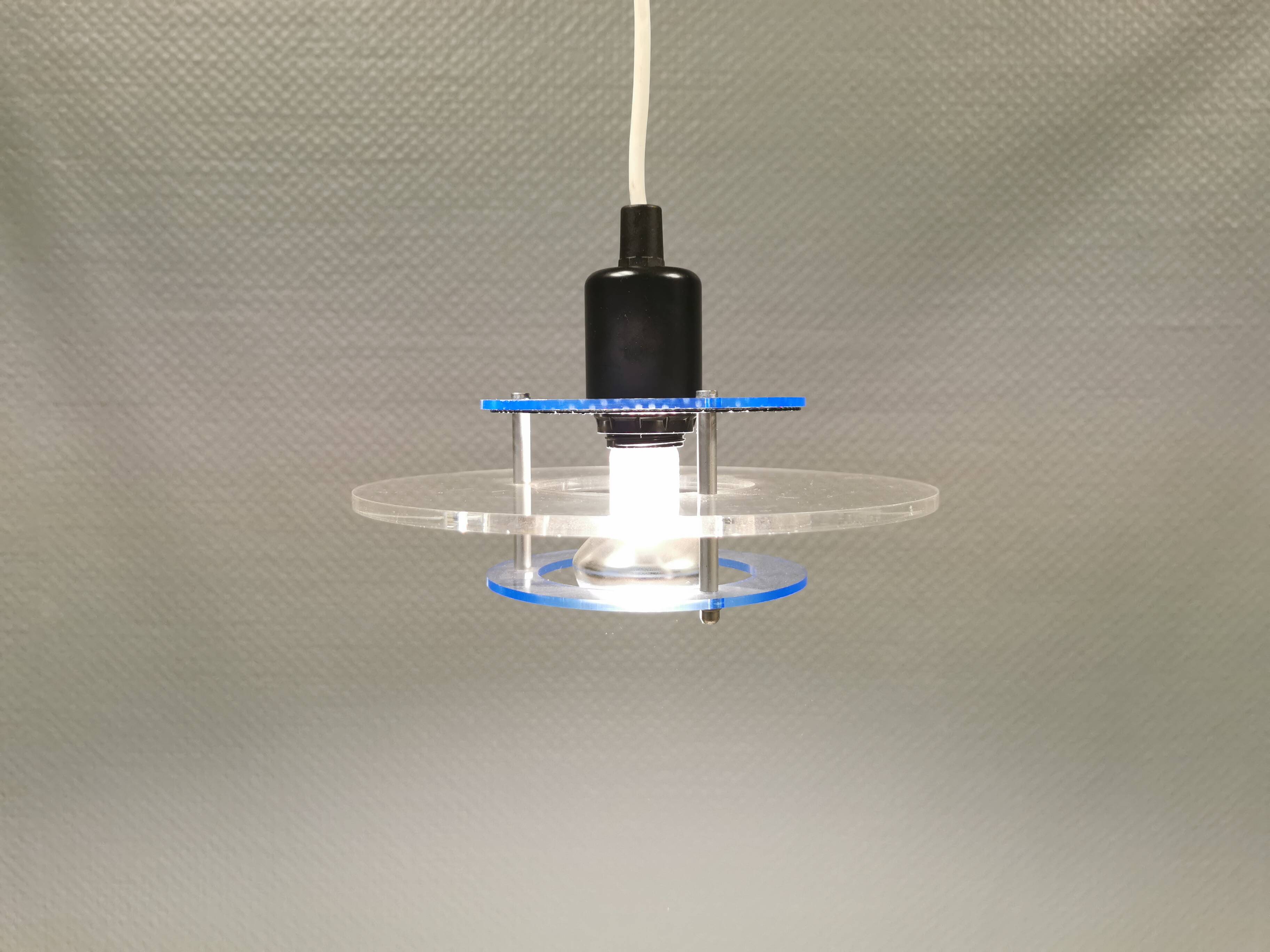 Petite suspension danoise Space-Age en verre plexi translucide, estimée années 1980.