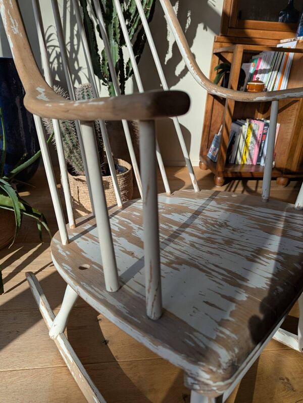 Fauteuil à bascule vintage en bois – patine d’origine