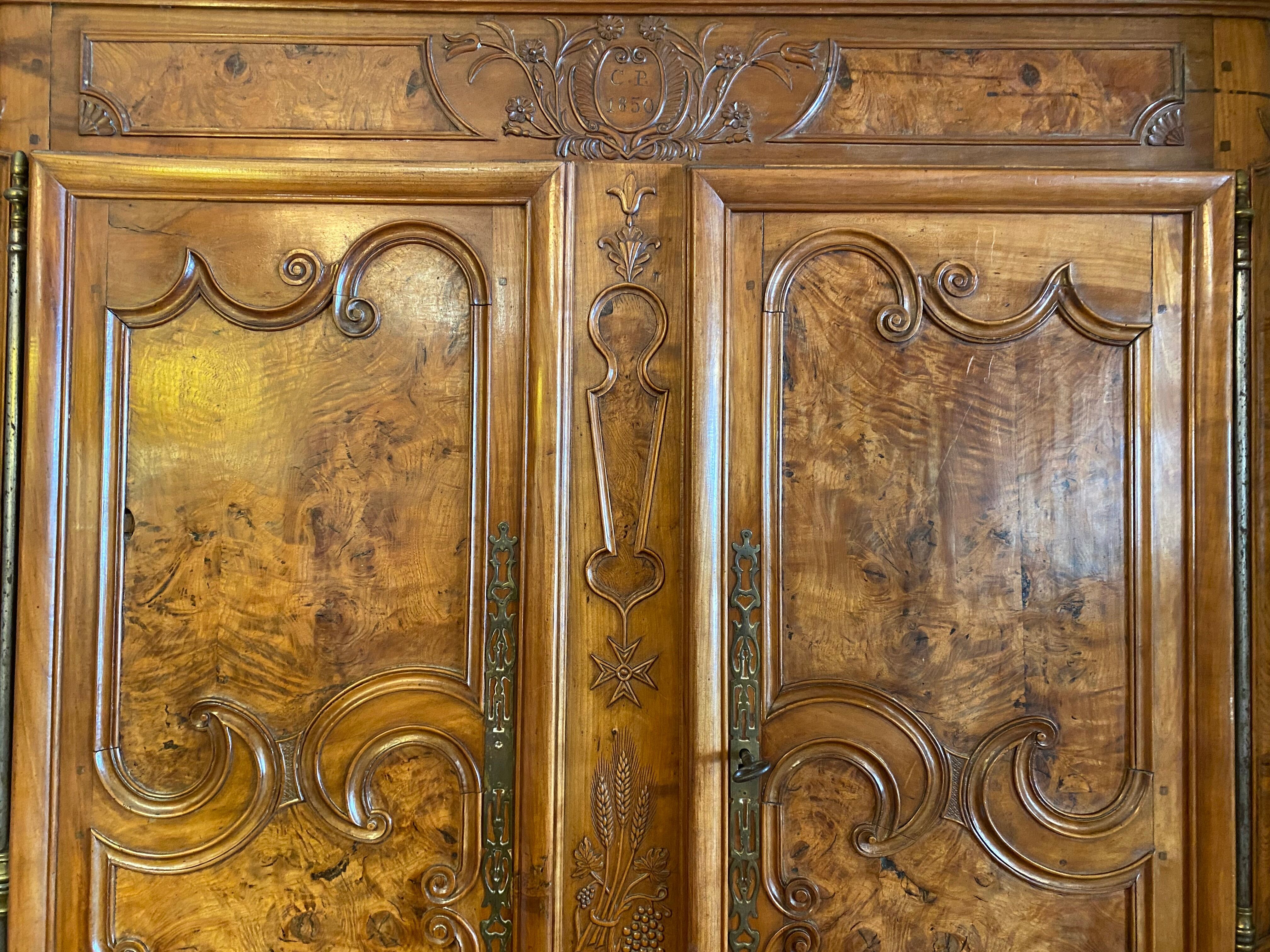 Wedding wardrobe of the Bressan country in walnut and walnut magnifying glass dated 1850