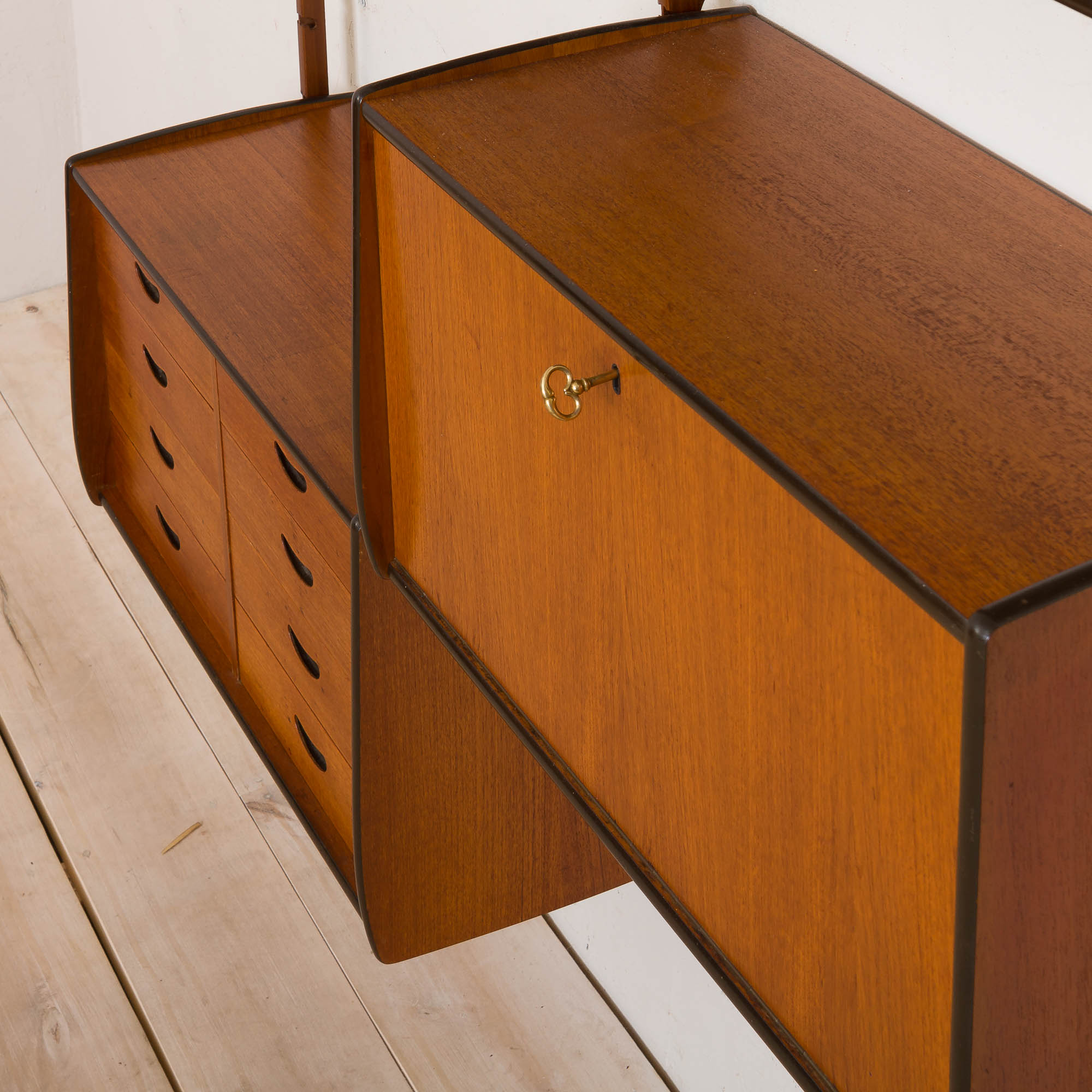 Ergo Wall Unit in teak with 6 shelves and 2 cabinets by John Texmon for Blindheim Møbelfabrikk, 2 ba