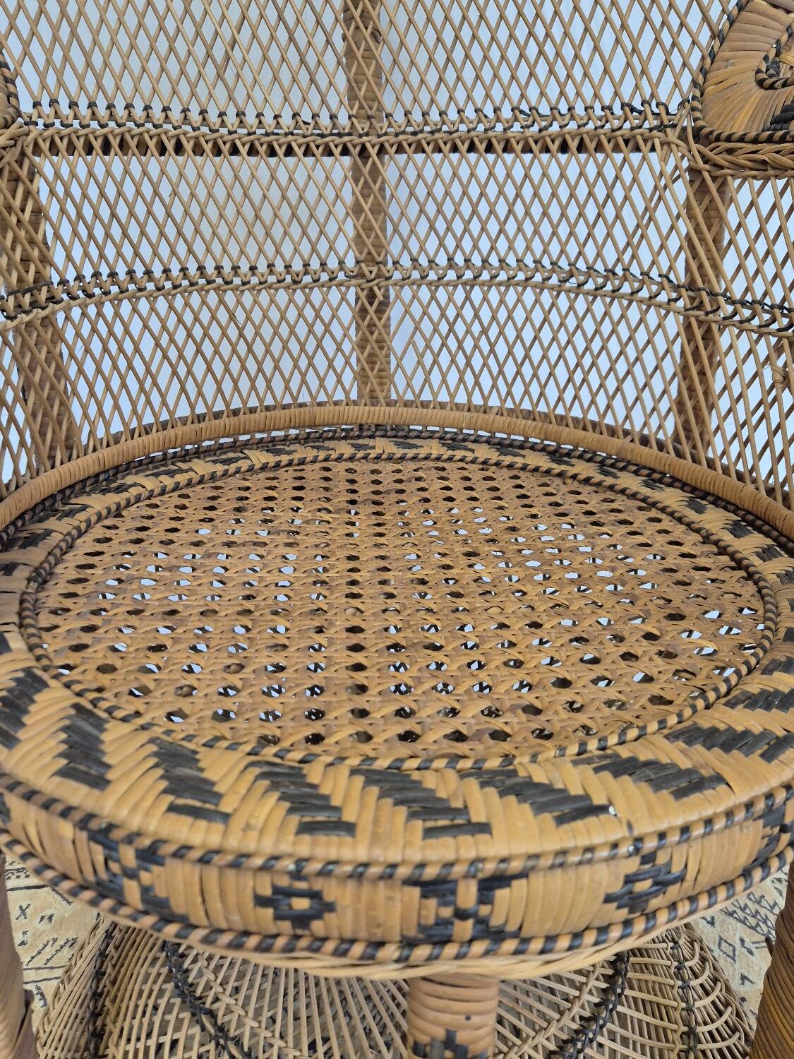 Fauteuil Emmanuelle "Peacock" vintage en rotin
