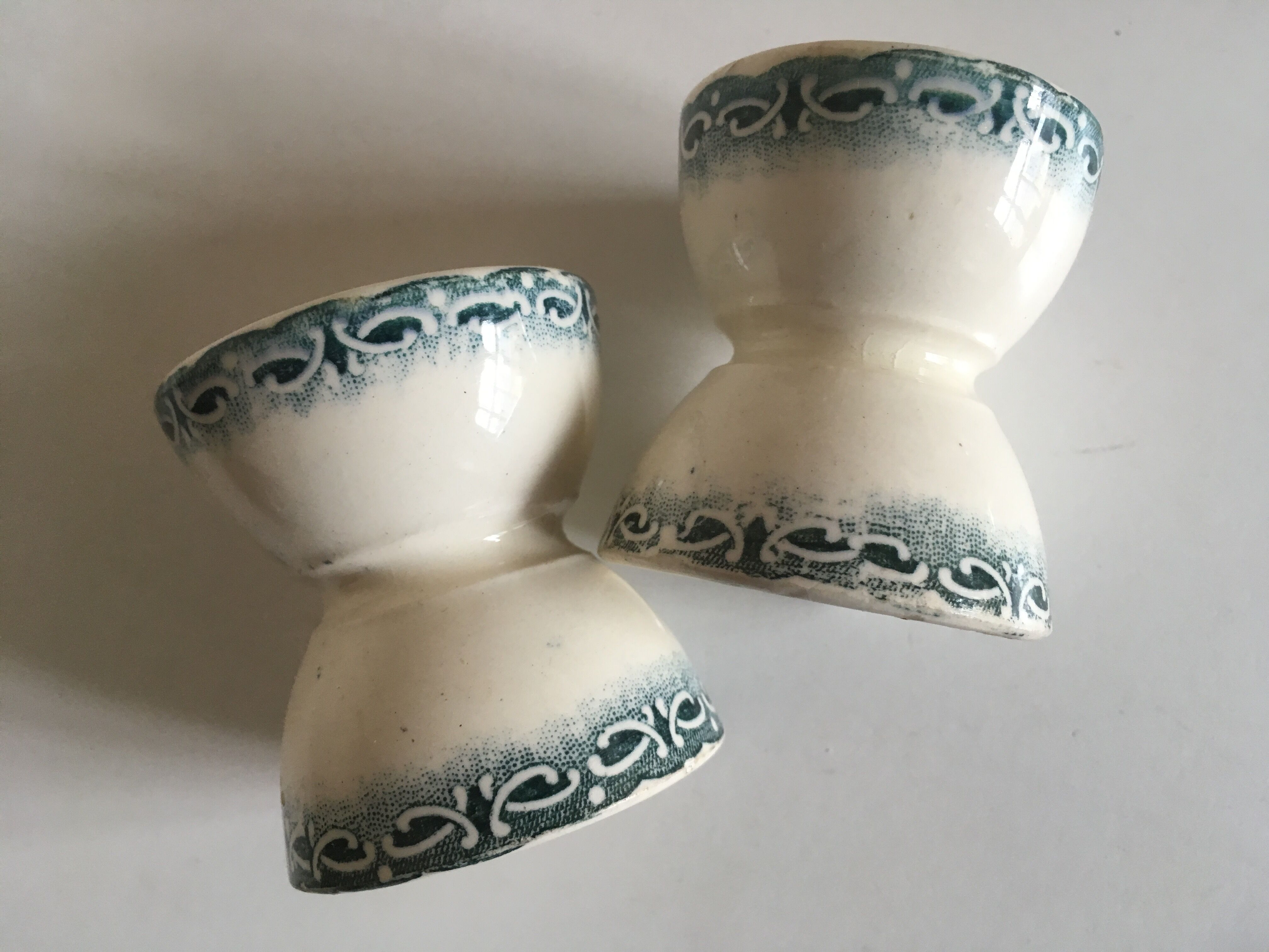 Paire de de coquetiers en faience terre de fer 1900