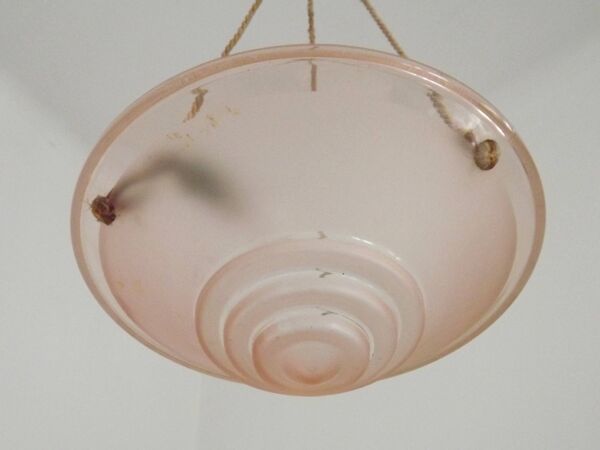 Lampe vintage en verre rose français avec 3 cintres à cordon et rose celing 5001