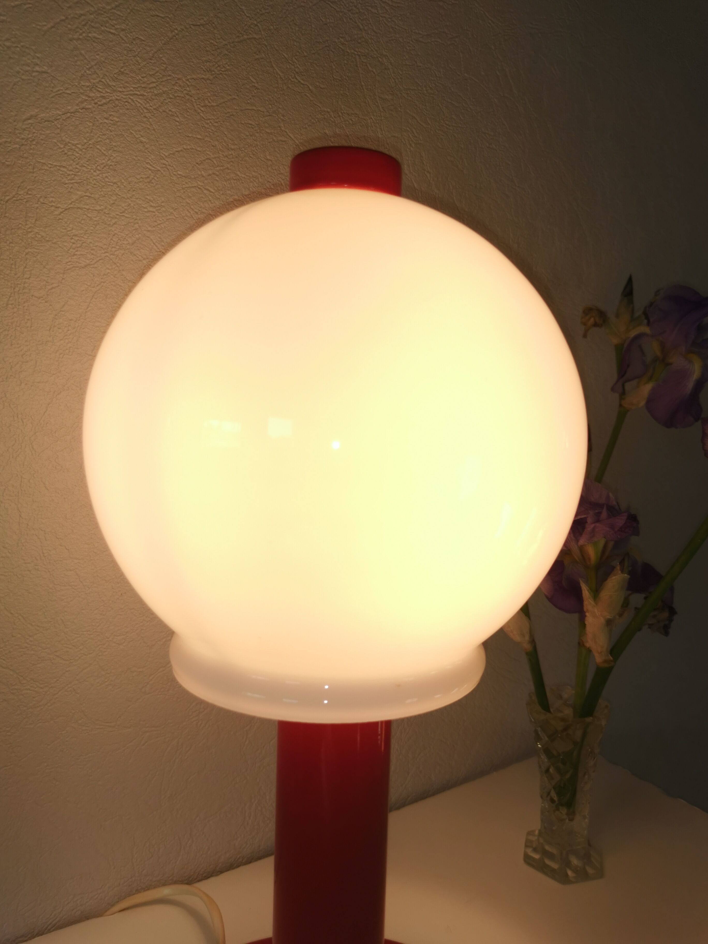 Mushroom lamp in lacquered steel and opaline, bubble gum, space age, 1970