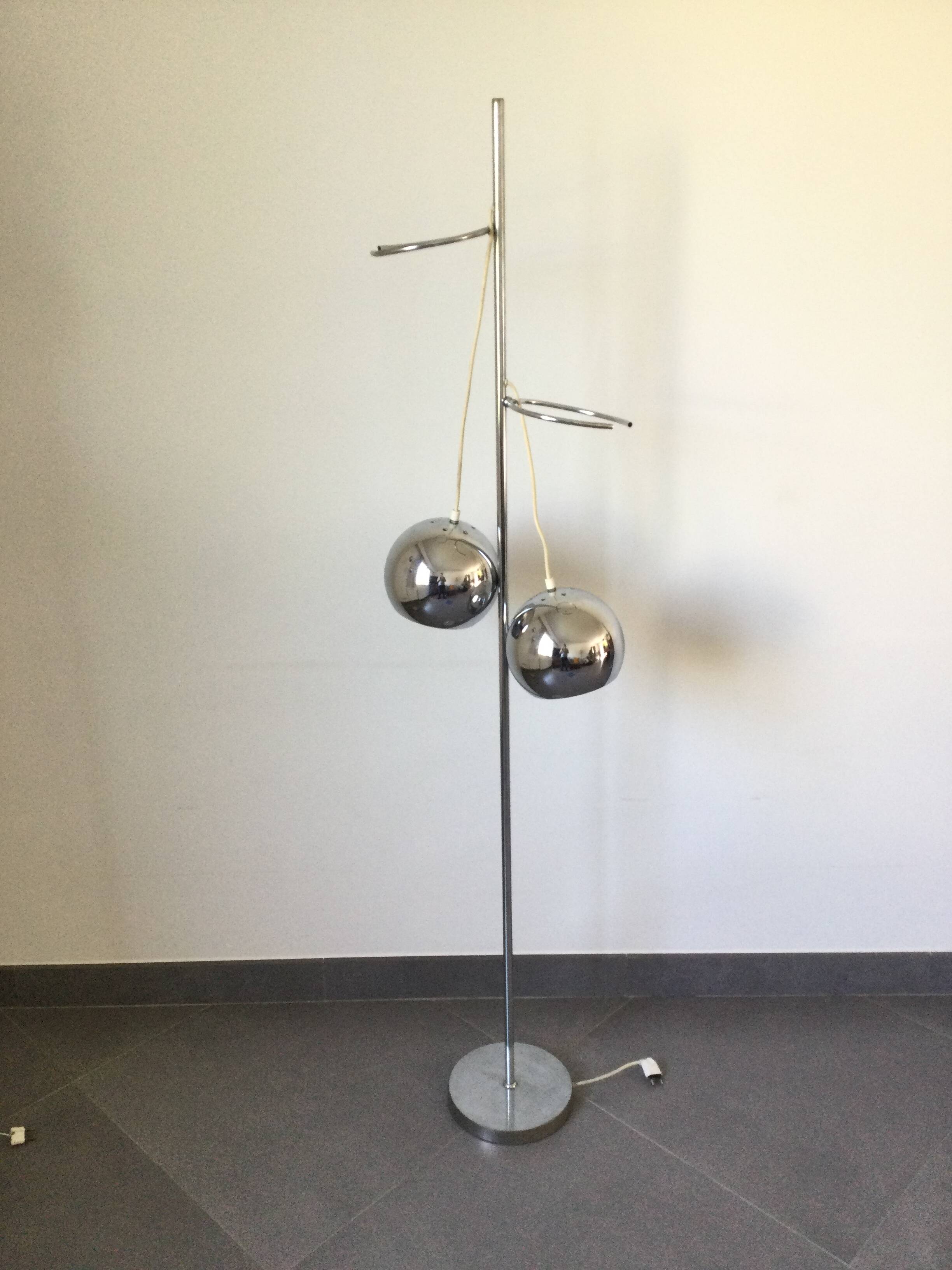 Eyeball floor lamp in chromed metal