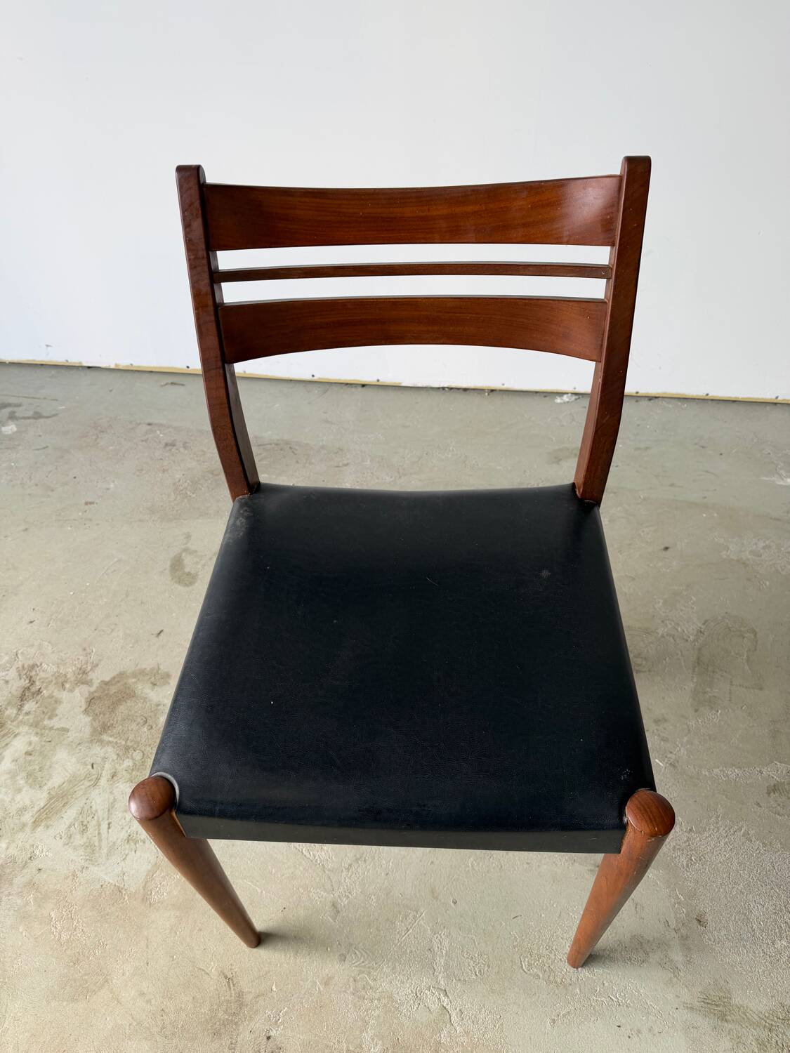 Set of 6 Scandinavian design chairs in solid teak and black Skai.