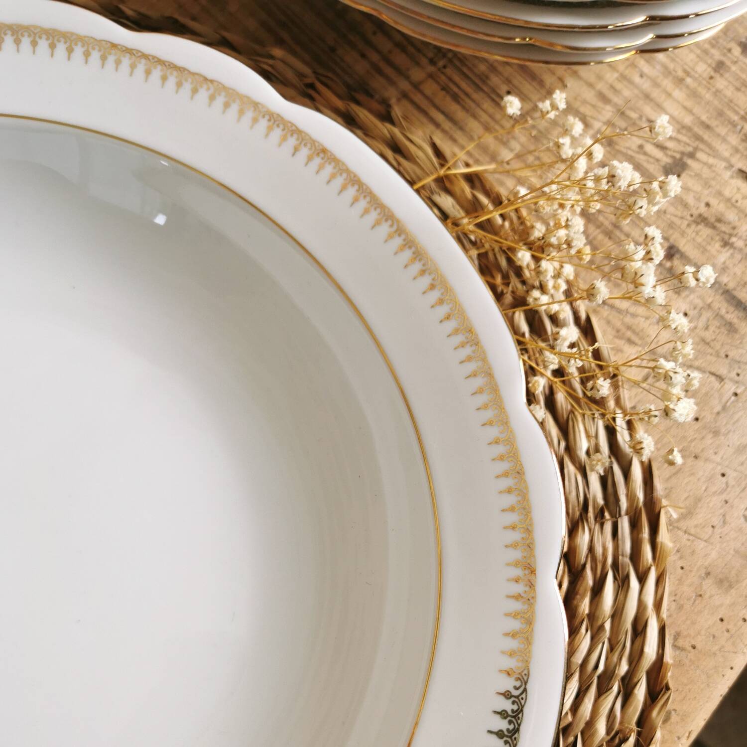 Round dish in Bavaria Porcelain, White and Gold