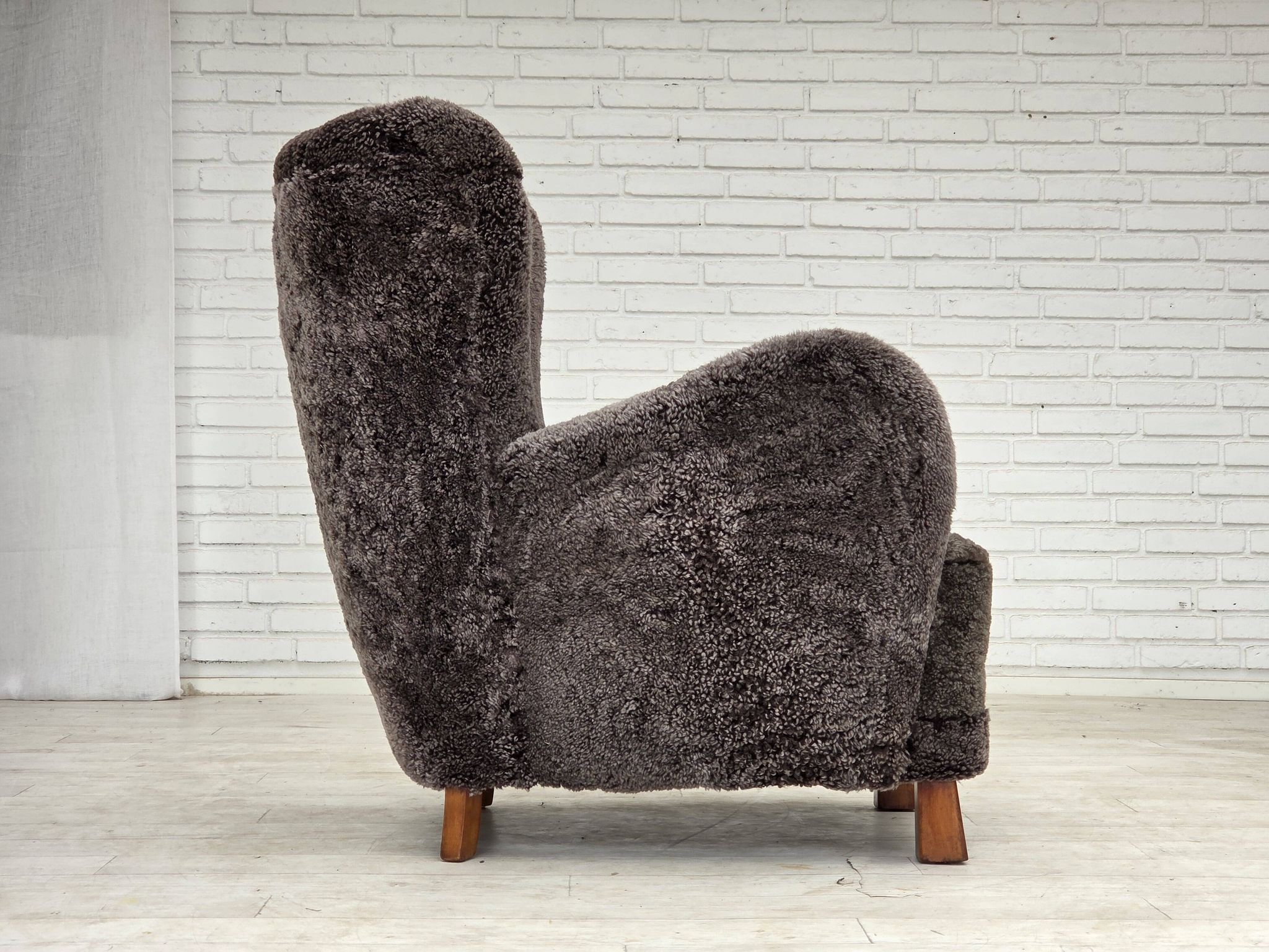 Années 1960, design danois, fauteuil rembourré, véritable peau de mouton.