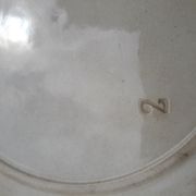 Plat à décor de frise bleu diam 28 cm