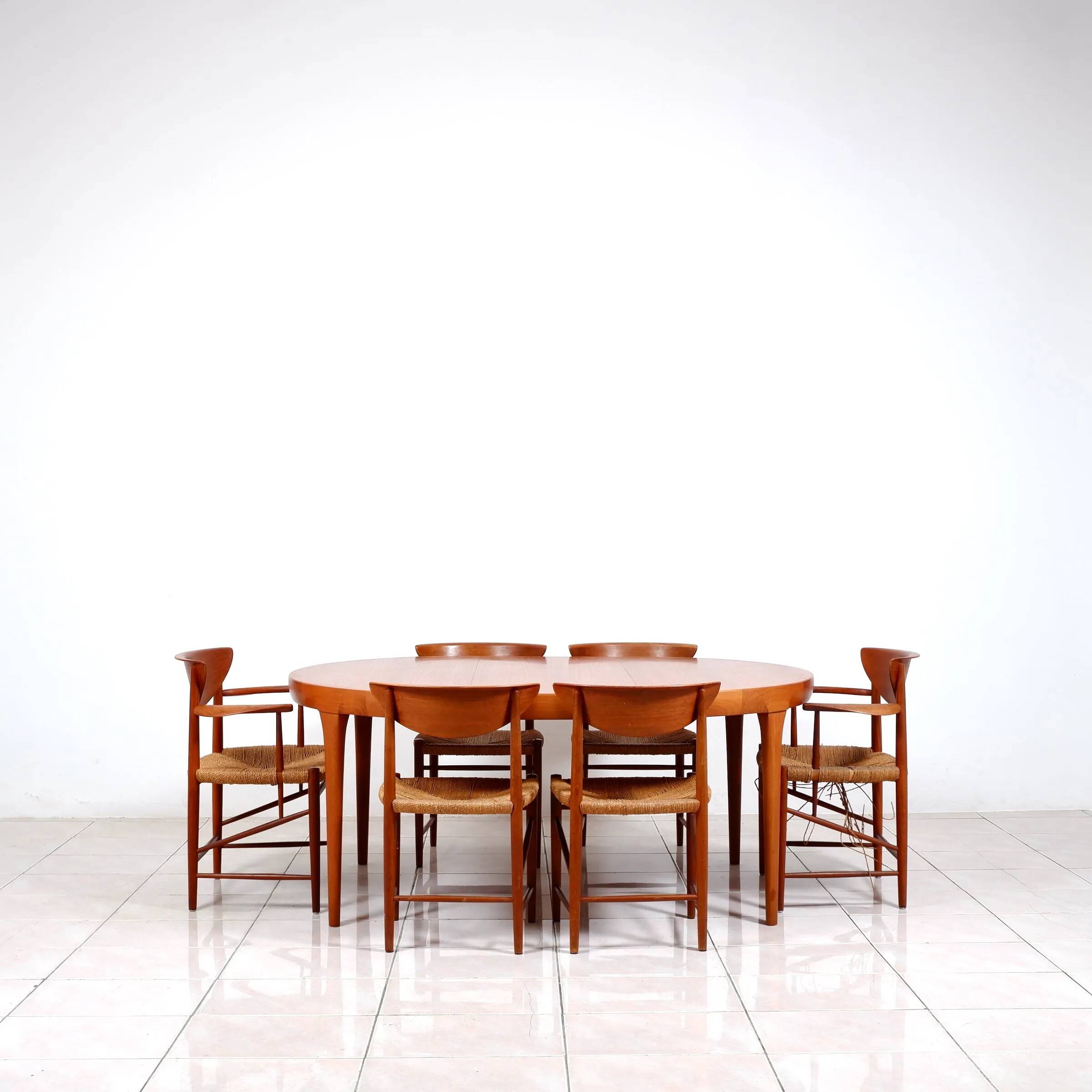 Round dining table in teak by Ib Kofod Larsen for Faarup Mobelfabrik