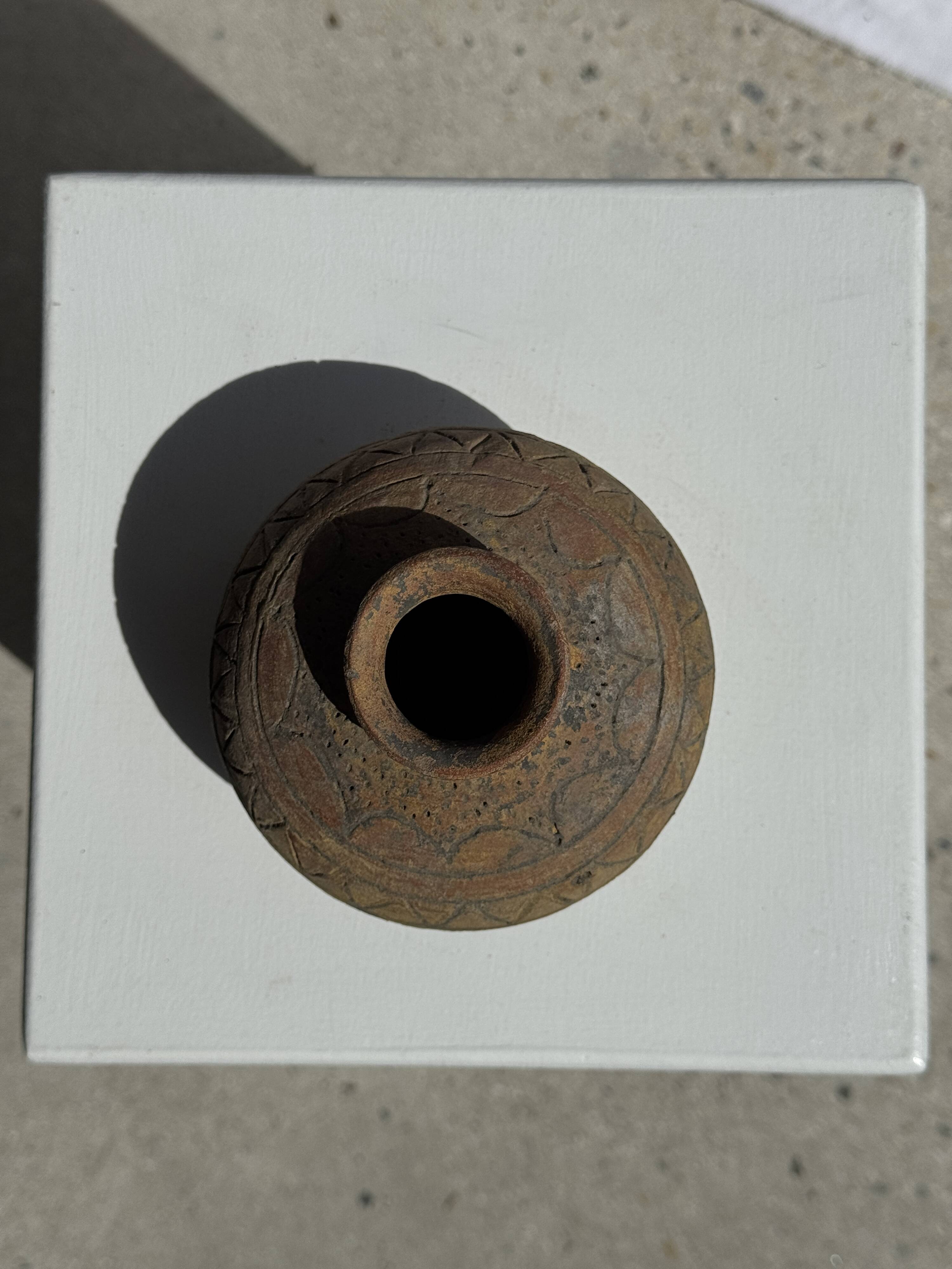 Small round ancient vase in engraved terracotta, Indonesian polychromy H10 D1
