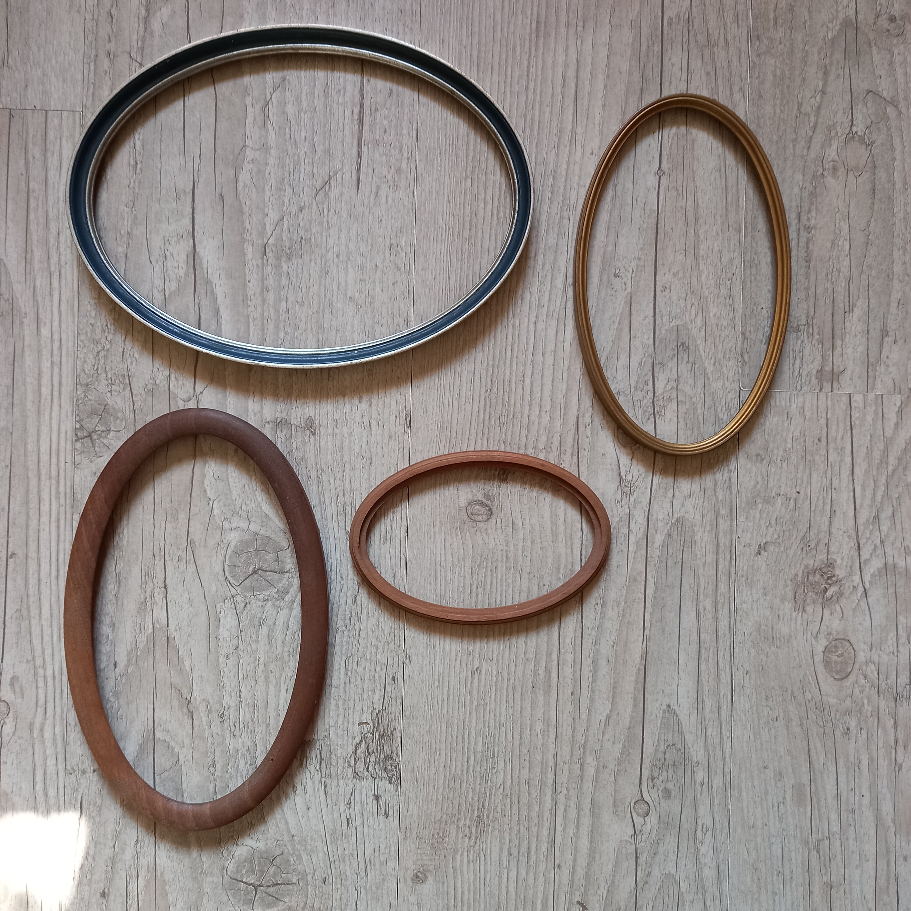 Set of 4 oval frames