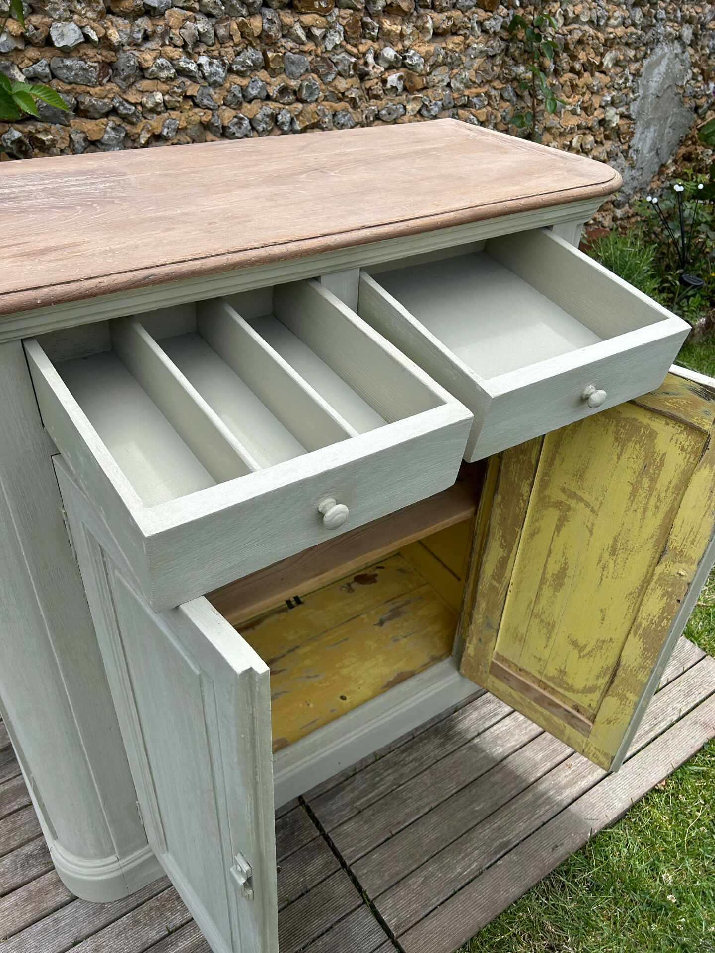 Buffet d’office sur plinthe en chêne gris mastic