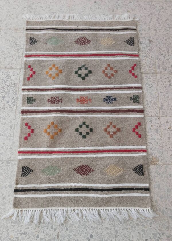 Tapis kilim gris à motifs berbères multicolores fait main
