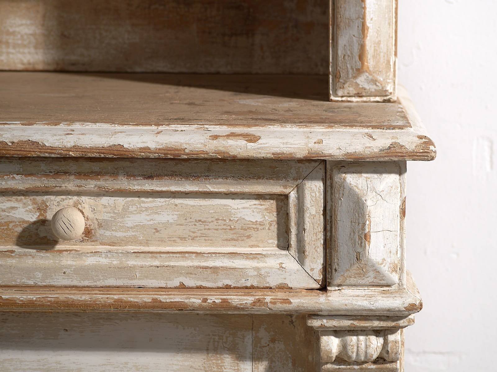 Ancienne armoire de cuisine blanche (vers 1920)