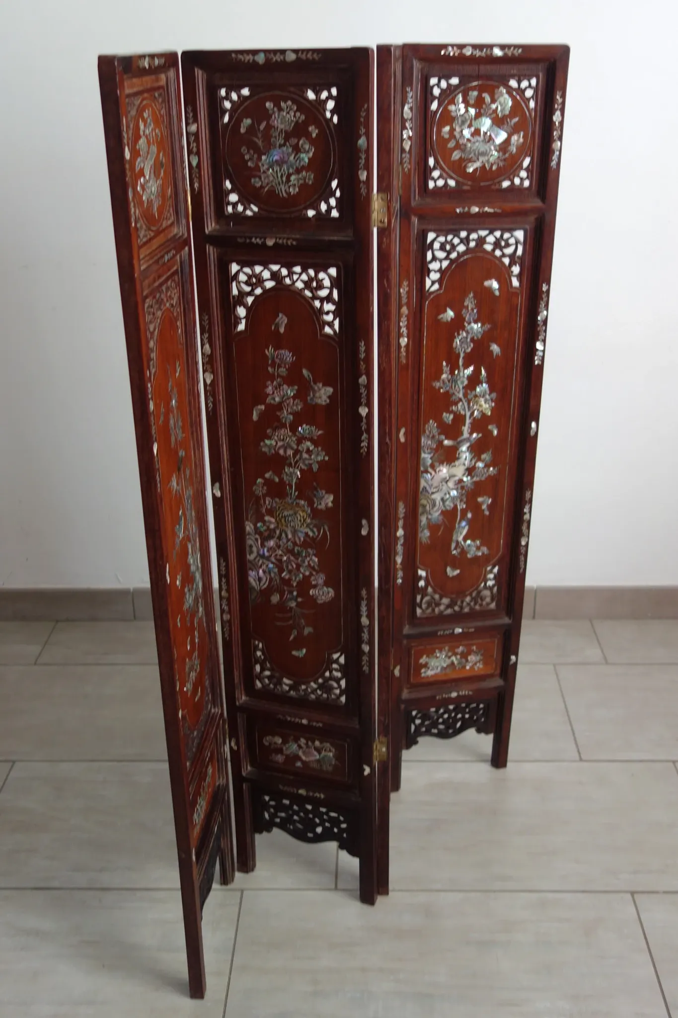 Asian screen in carved wood and mother-of-pearl marquetry.