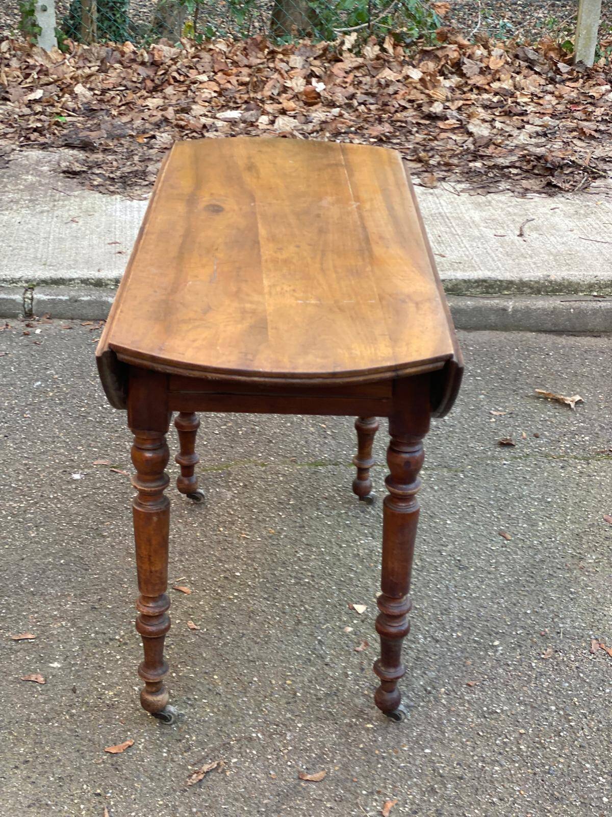 Oval extendable table with leaves Louis Philippe in solid wood, 19th century, with drawer.