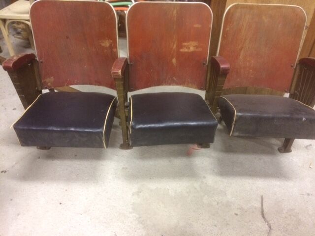 Suite de 3 anciens fauteuil de cinema