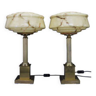Paire de lampes de table italiennes restaurées en laiton des années 1940 avec abat-jour en verre