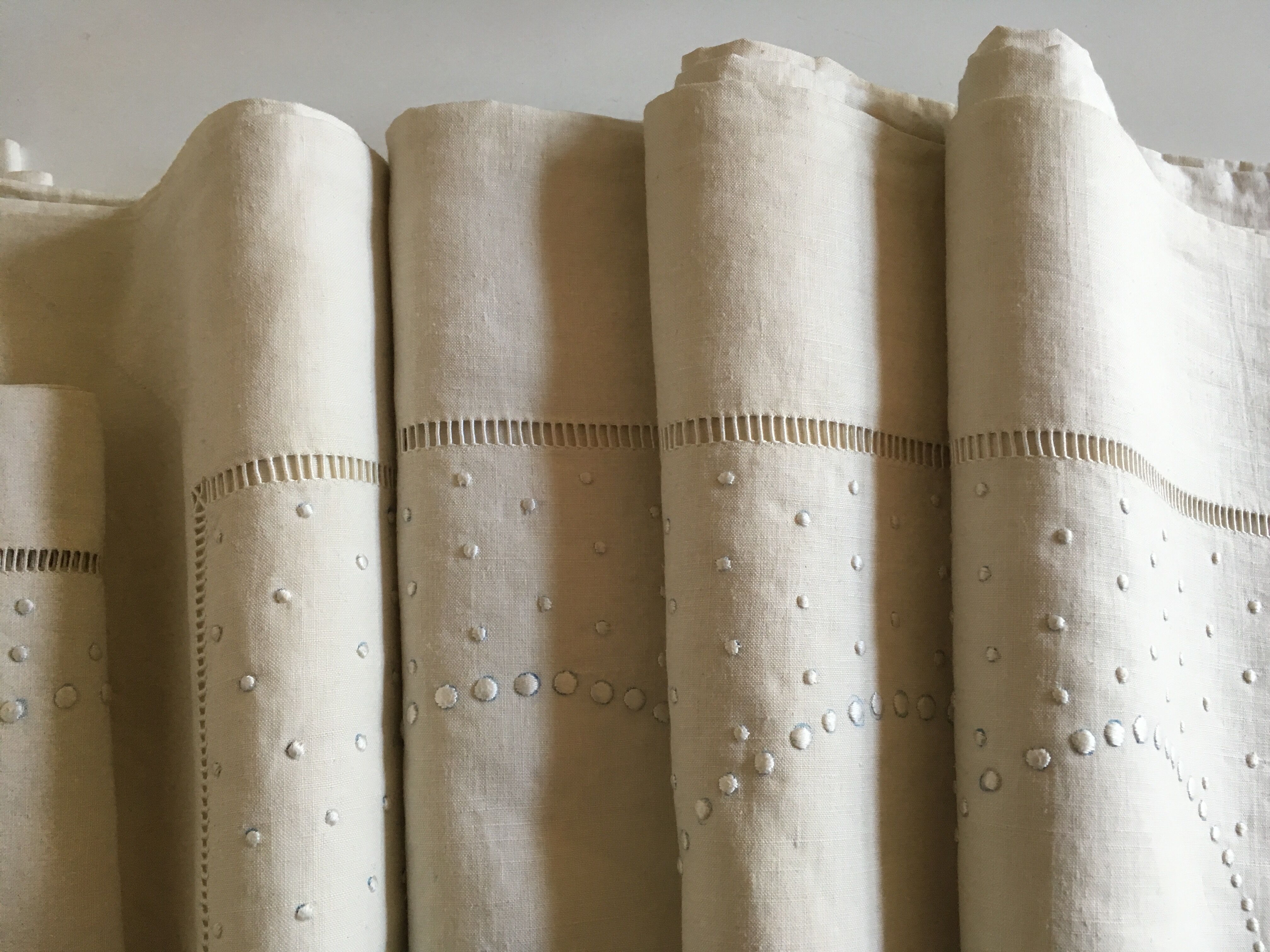 Drap et taies trousseau de réserve en fil de lin brodé de perles