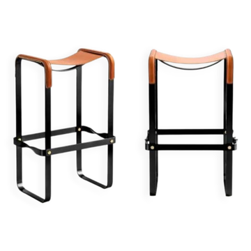 Pair of stools without a backrest in tobacco colour and black metal.