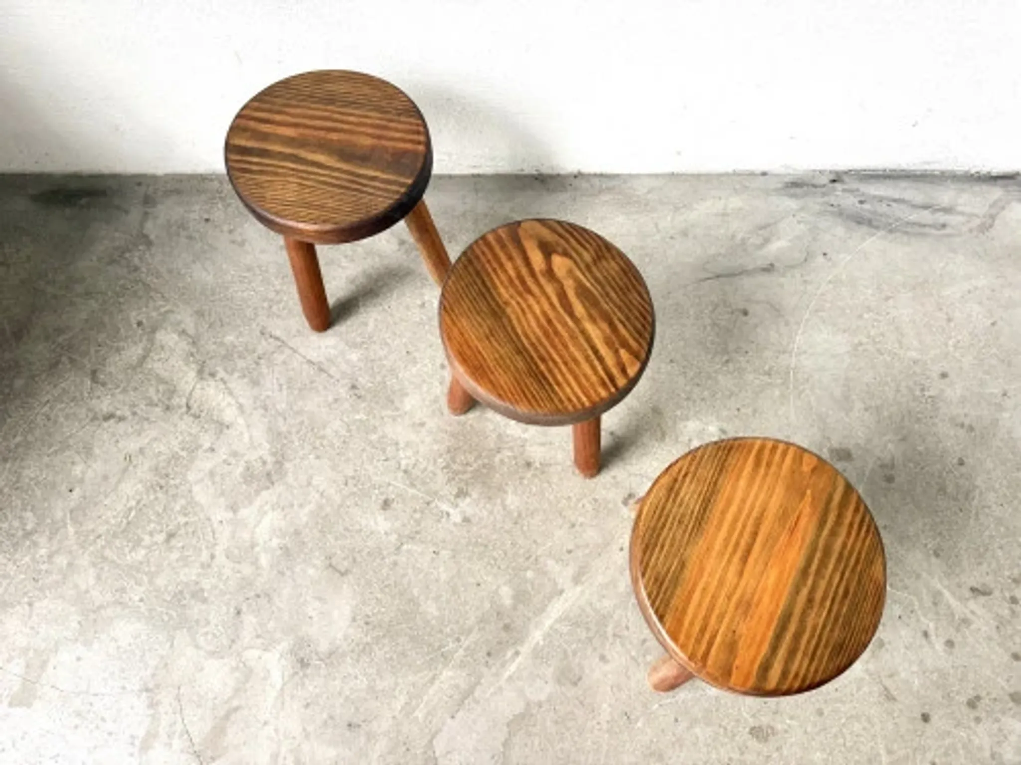 Série de 3 tabourets tripodes en hêtre, années 60