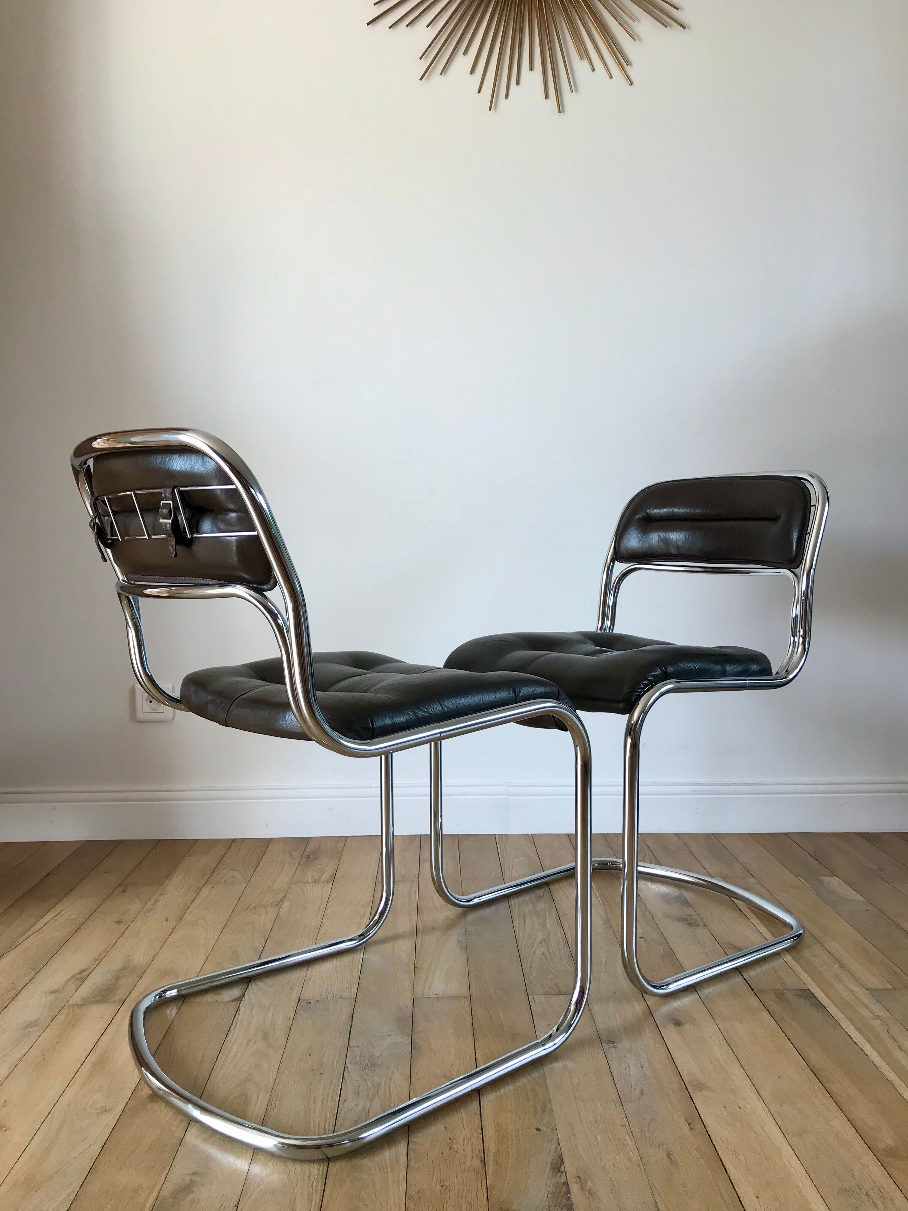 Set consisting of a table in chrome and smoked glass and its 4 tubular chairs in chrome and skaï a
