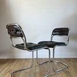 ensemble composé d'une table en chrome et verre fumé et ses 4 chaises tubulaires en chrome et skaï a