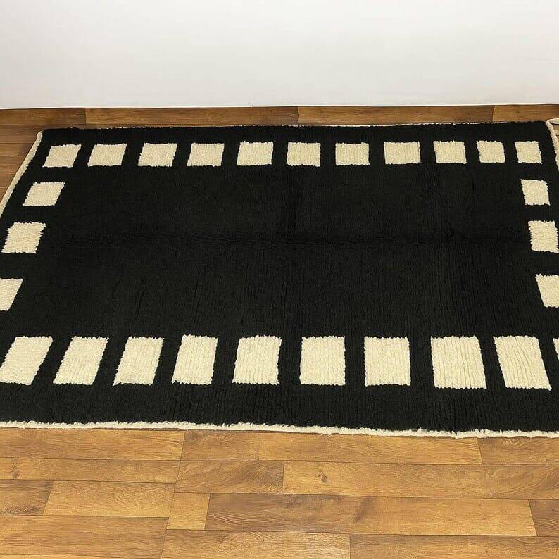 Handwoven Berber rug in black and white, size 1.4/2.6 m.