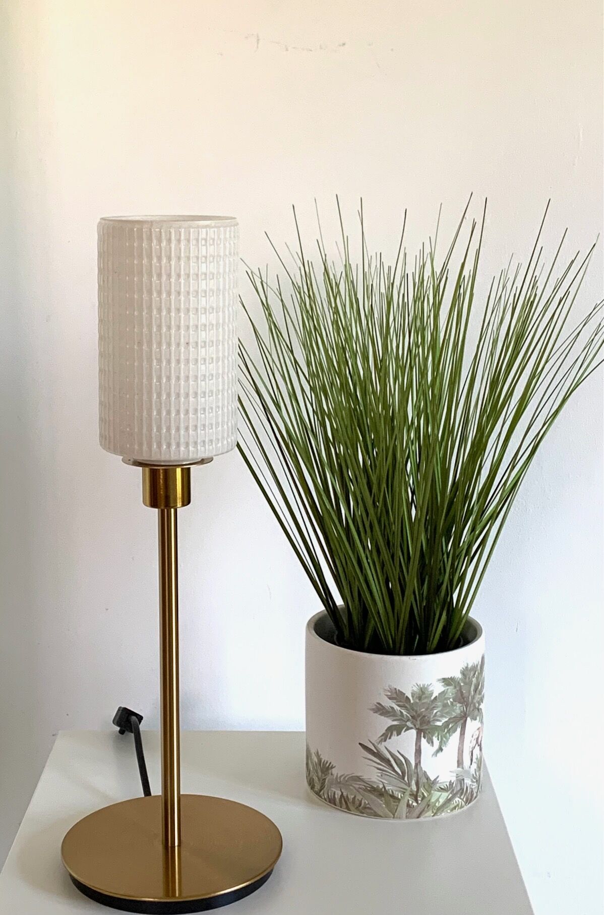 Lampe droite opaline texturée vintage avec un pied doré