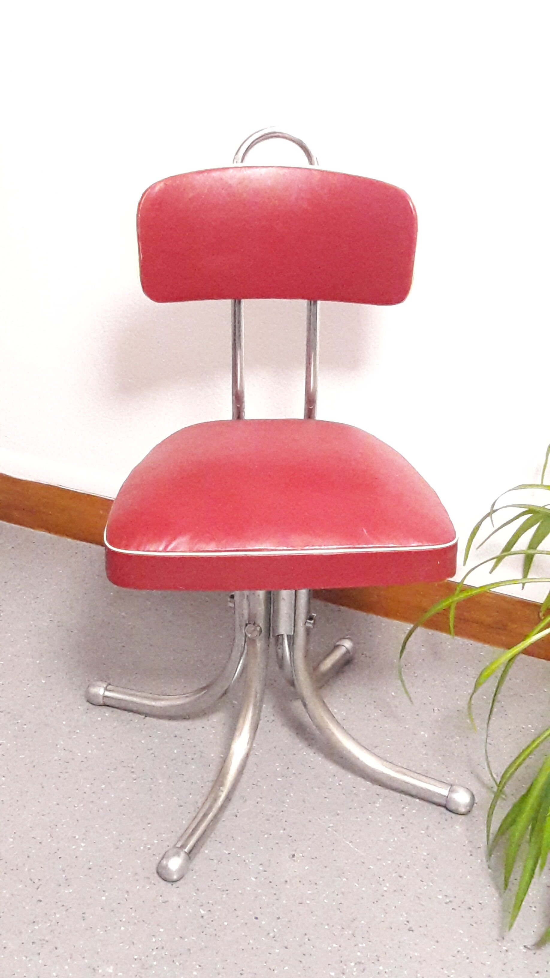 Chaise pivotante skaï bordeau 1960